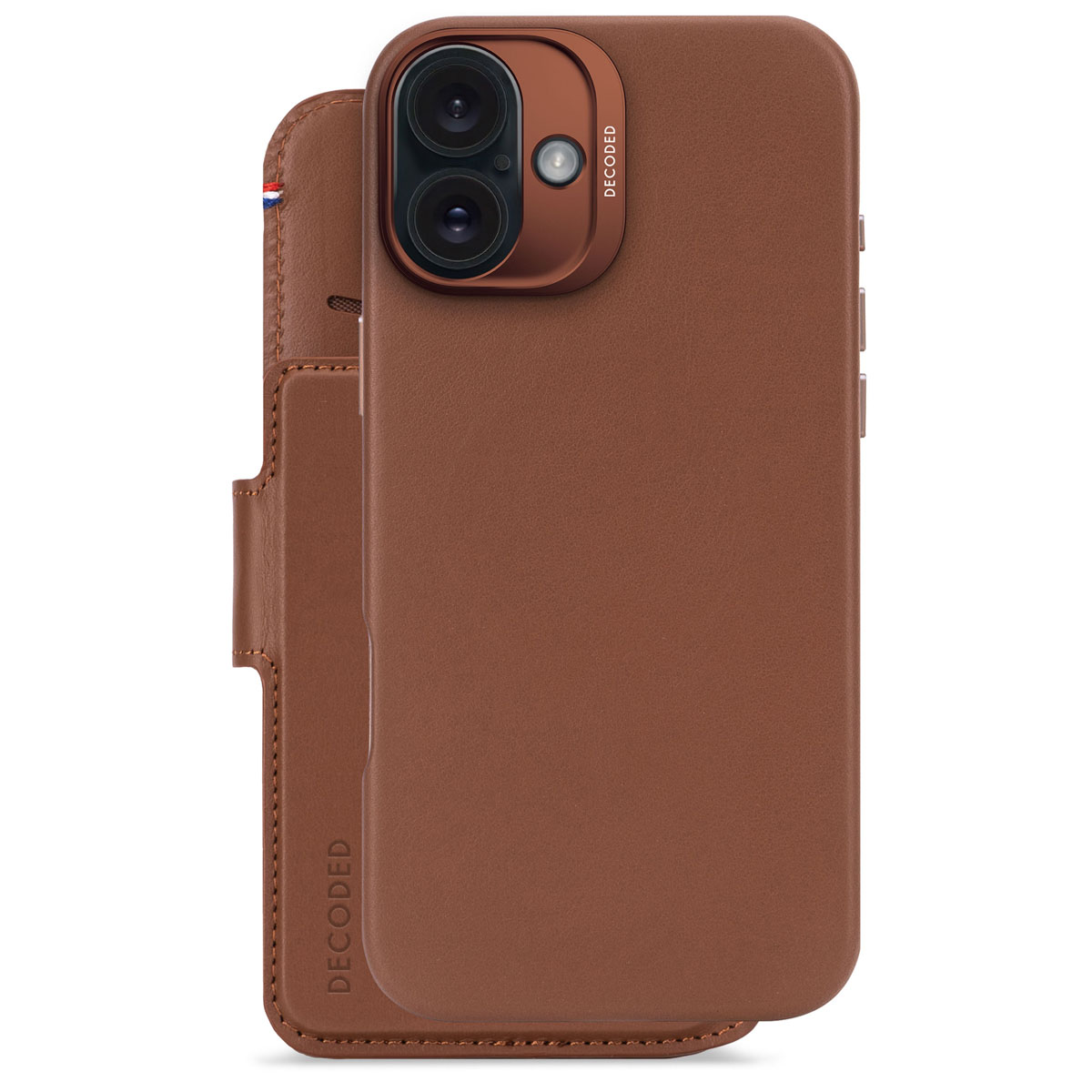 Étui de téléphone en cuir marron avec découpe pour appareil photo et section portefeuille ouverte, sur surface blanche.