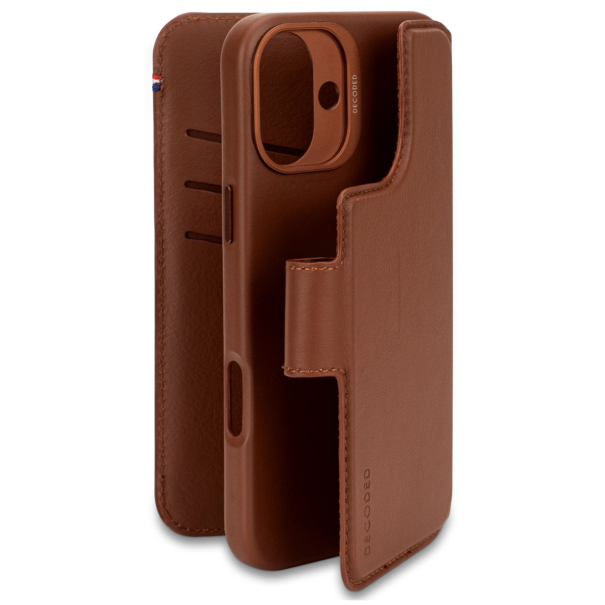 Étui de téléphone en cuir marron avec rabat. L'étui est ouvert, montrant le support et la marque DECØDED.
