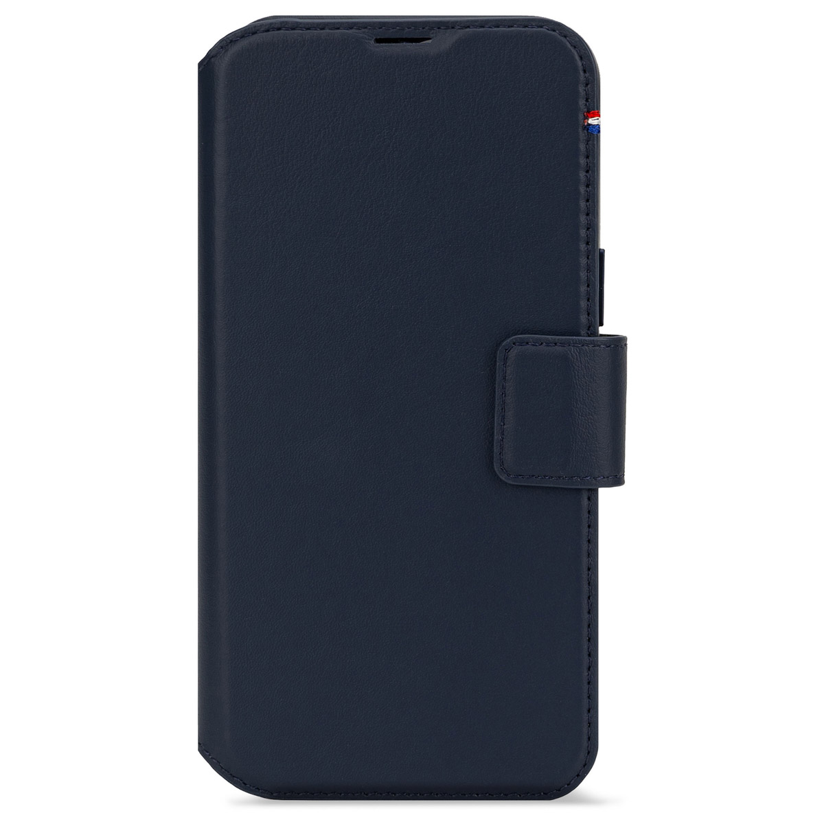 Marineblauwe telefoonhoes met flap en klein vlagdetail.