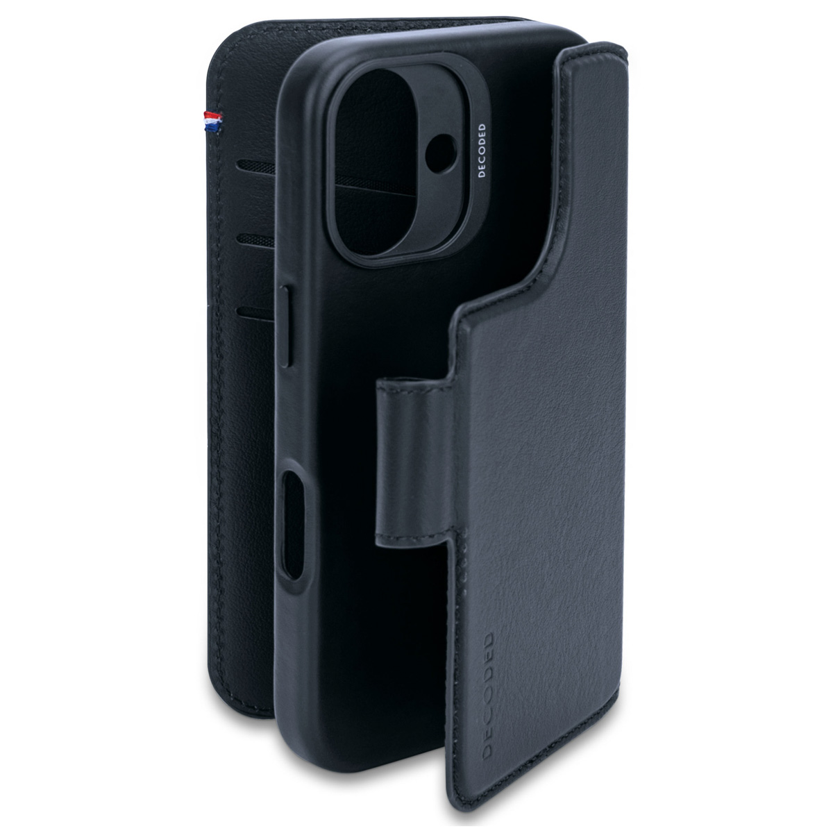 Donkerblauwe telefoonhoes met een open flap. Zwarte achtergrond.
