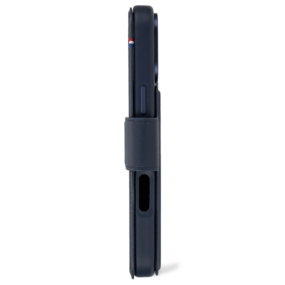 Een blauwe leren telefoonhoes met een flap, de zijkant met de telefoon erin.