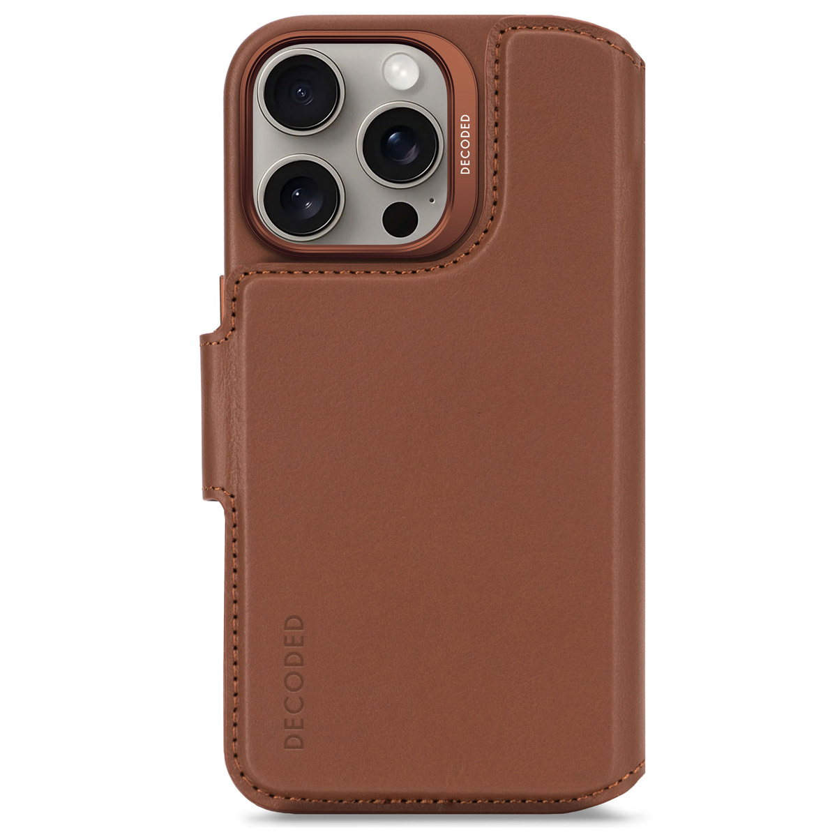 Étui de téléphone en cuir marron avec bosse de caméra et le mot Decoded.