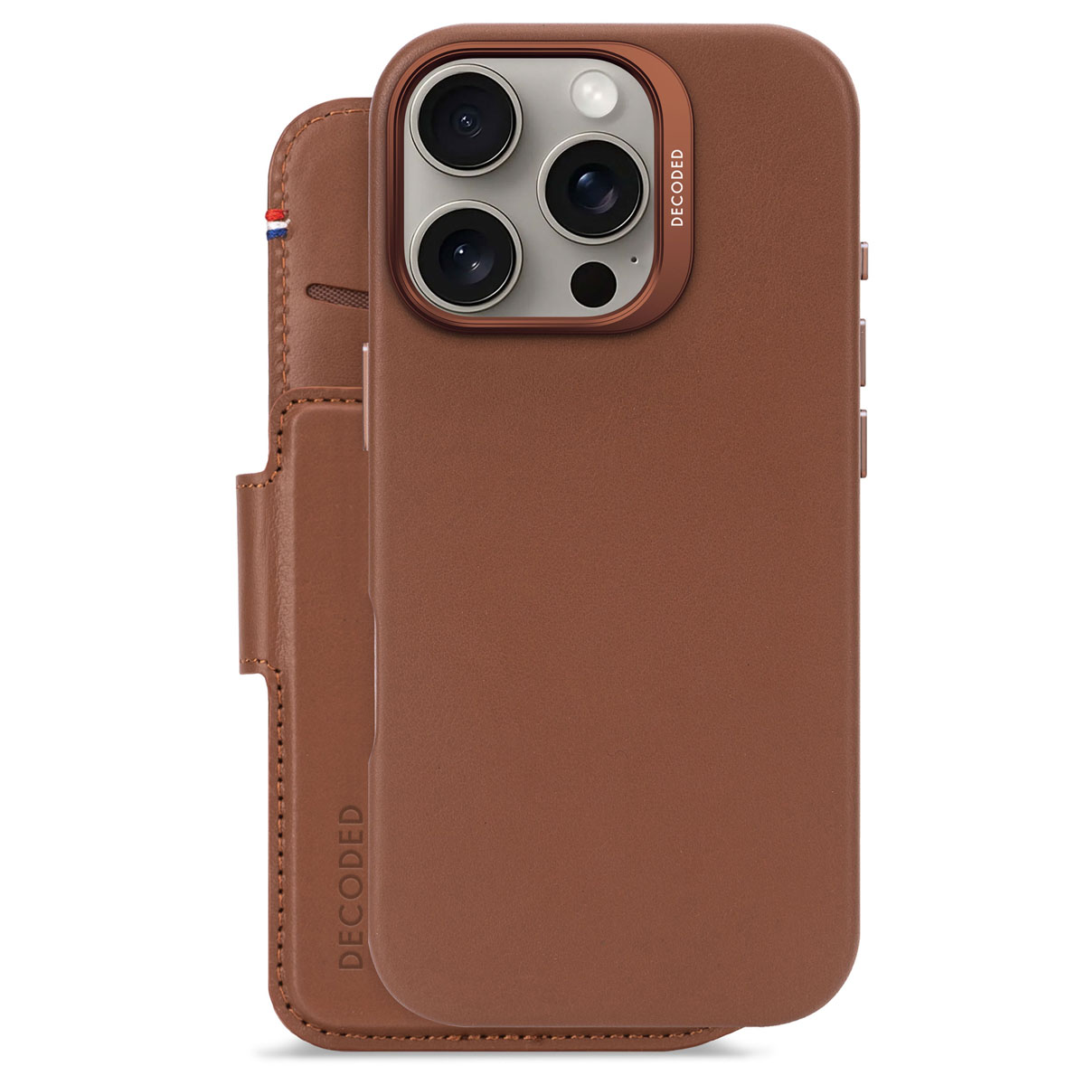 Étui de téléphone en cuir marron avec une fonction portefeuille, montrant les découpes de l'appareil photo et la marque Decoded.