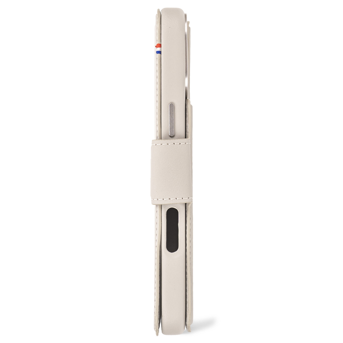 Zijaanzicht van een lichtgekleurde telefoonhoes met een riem en zichtbare stikseldetails.