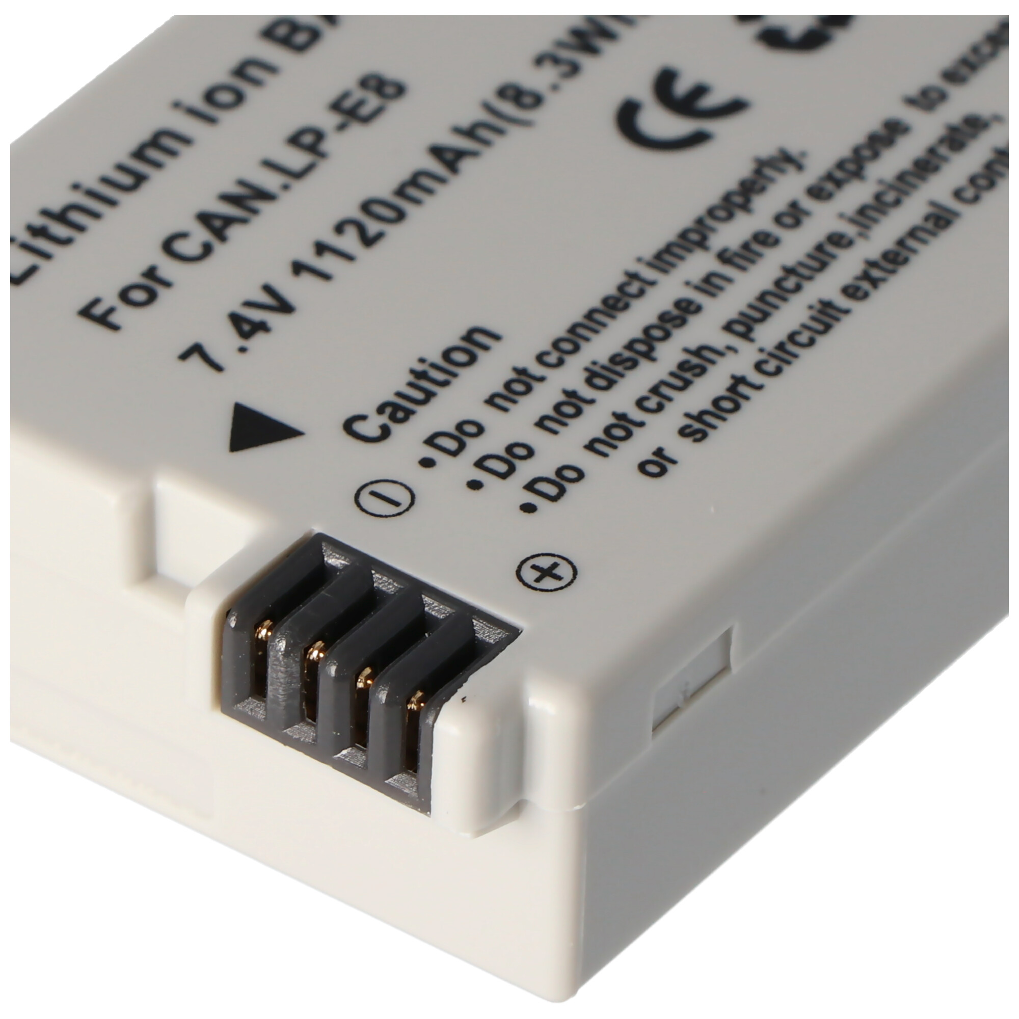 Nahaufnahme einer weißen, rechteckigen Batterie mit schwarzen Anschlüssen und Warnhinweis.