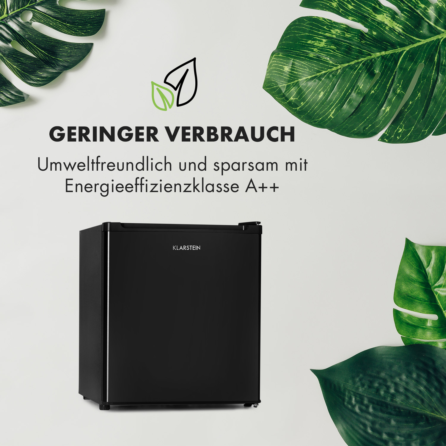 Kleiner schwarzer Kühlschrank auf weißem Grund.