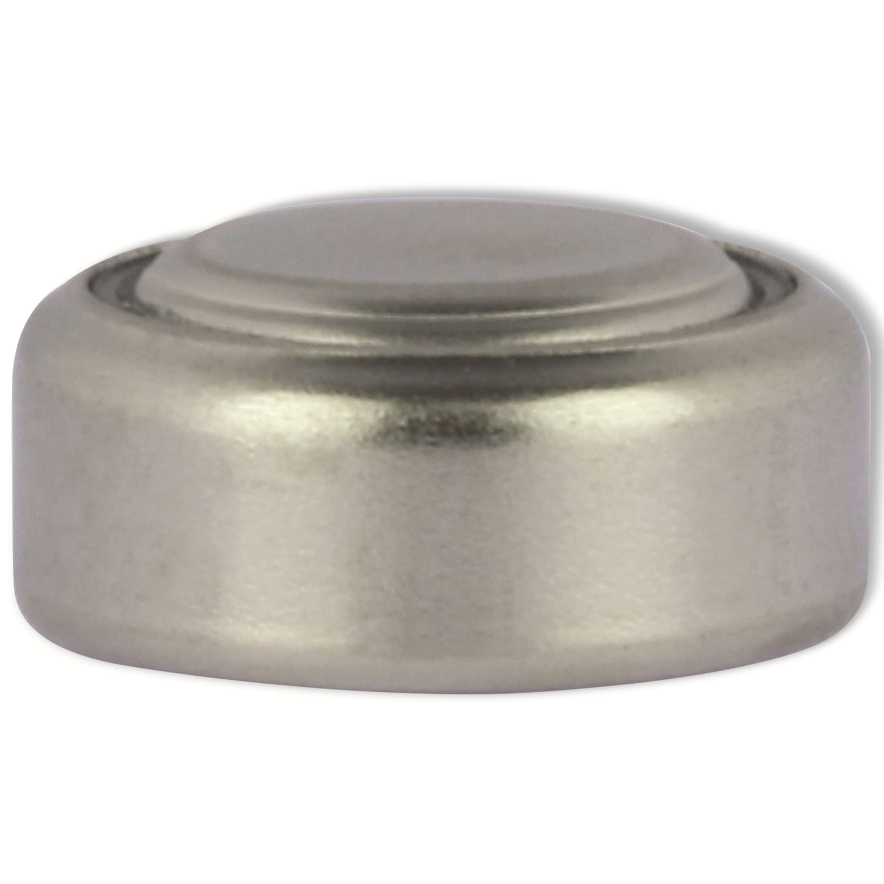 Mała, srebrna, okrągła bateria pastylkowa. Ma lekko uniesioną górną powierzchnię.