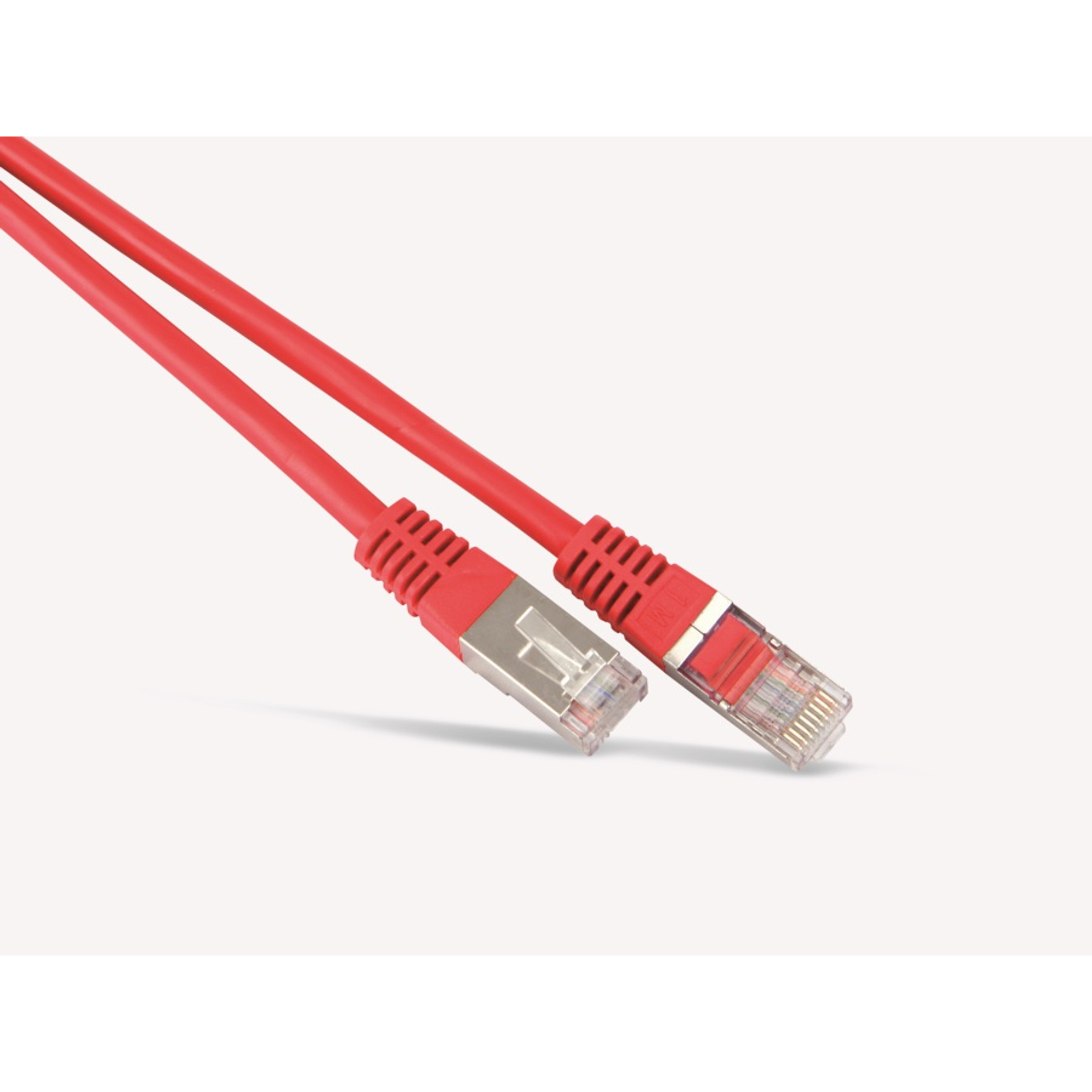 Dwa czerwone kable ethernet z wtyczkami, na białym tle.