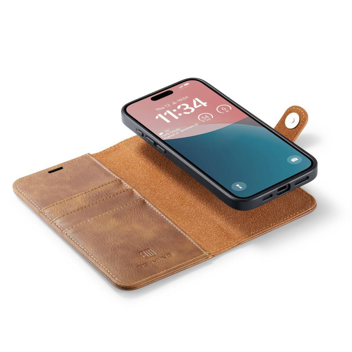 Smartphone auf einer braunen Geldbörsenhülle, zeigt die Uhrzeit, auf weißer Oberfläche.