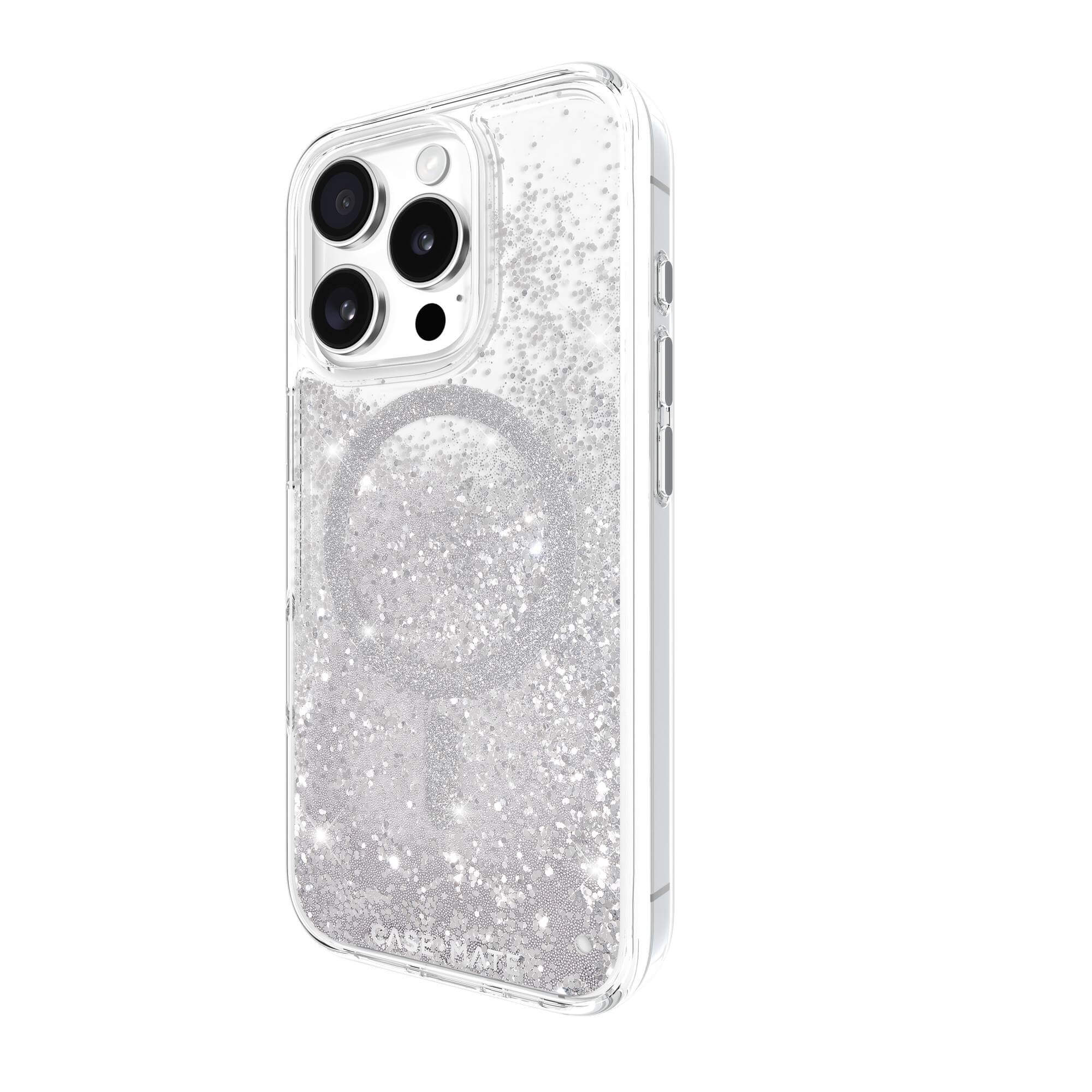 Una custodia trasparente per telefono riempita di glitter argento. La custodia ha tre lenti per fotocamera e un anello magsafe.