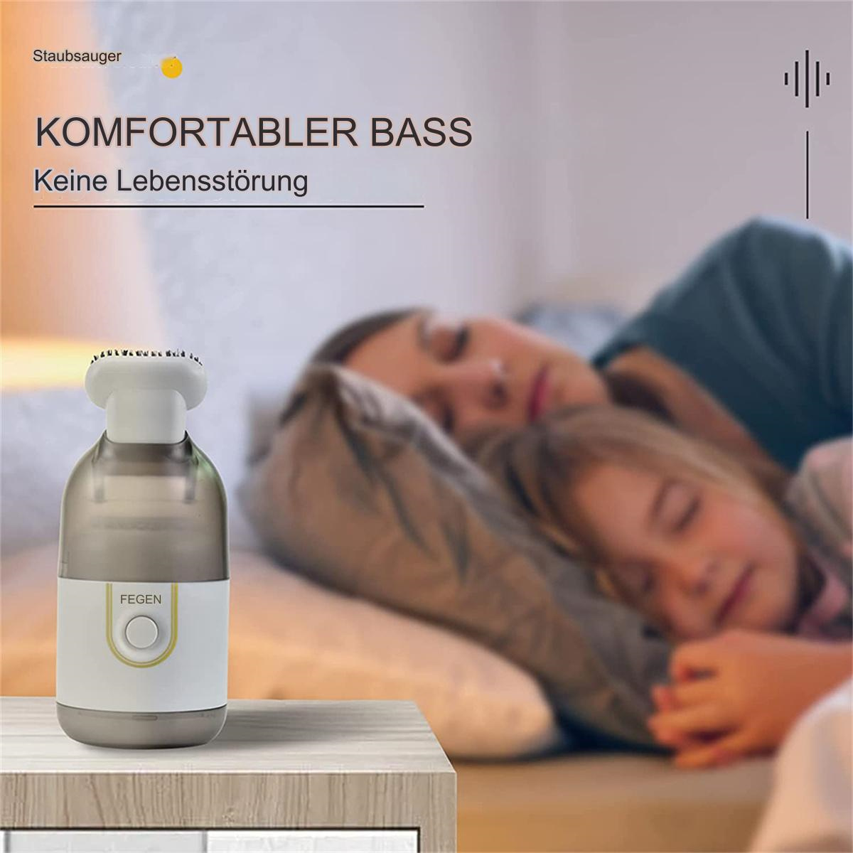 Schlafende Personen, mit einem kleinen Staubsauger auf einem Holztisch. Text auf Deutsch.