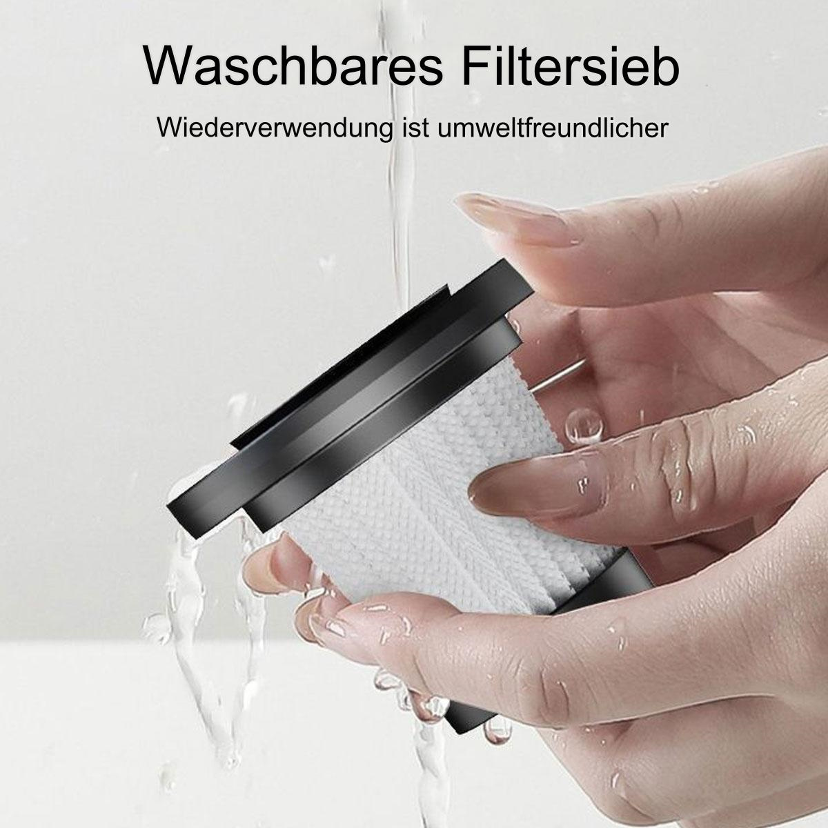 Eine Person wäscht einen Staubsaugerfilter unter fließendem Wasser.