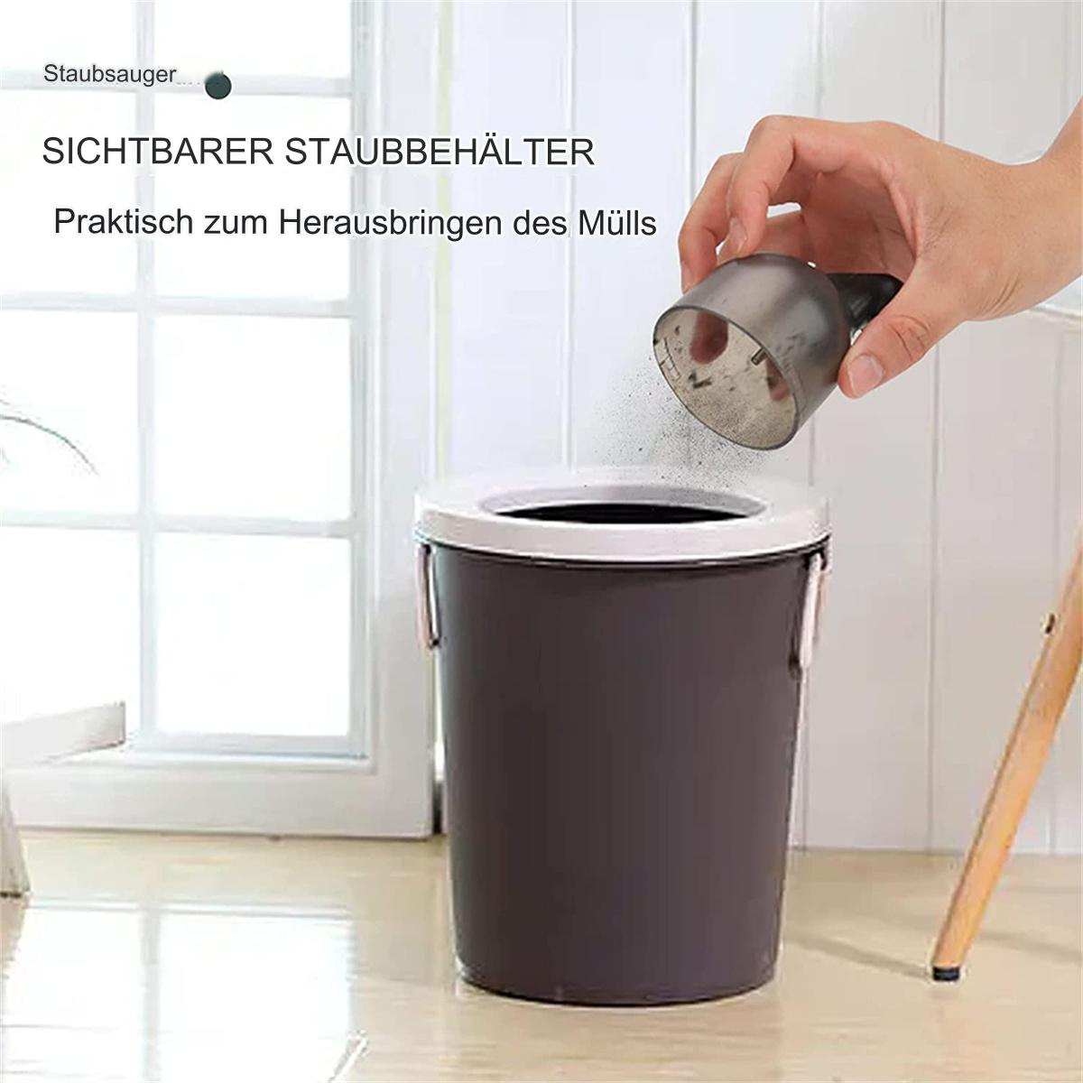 Hand entleert Staub aus einem Staubsauger in einen Mülleimer.