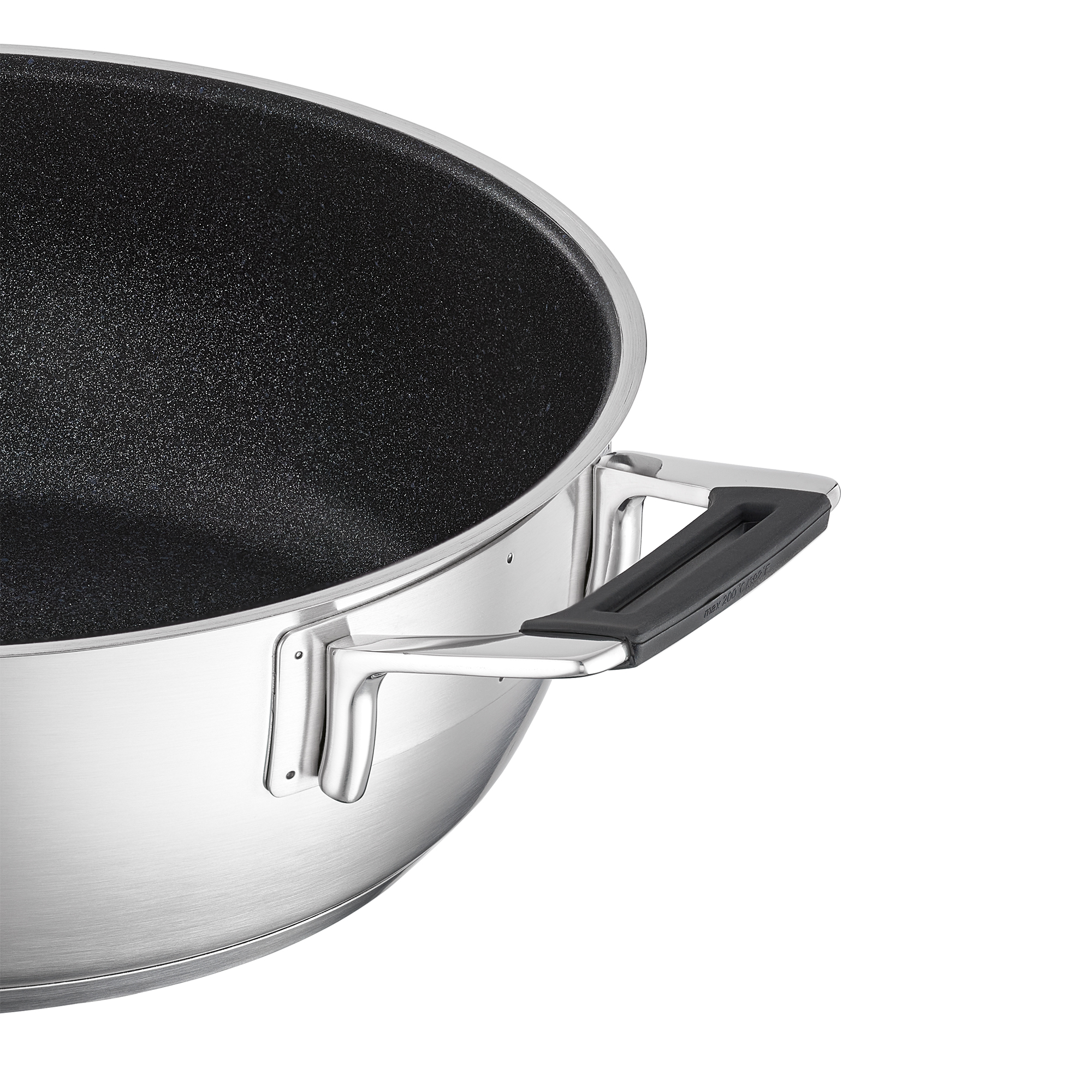 Nahaufnahme eines Edelstahl-Woks mit schwarzem Griff. Weißer Hintergrund.