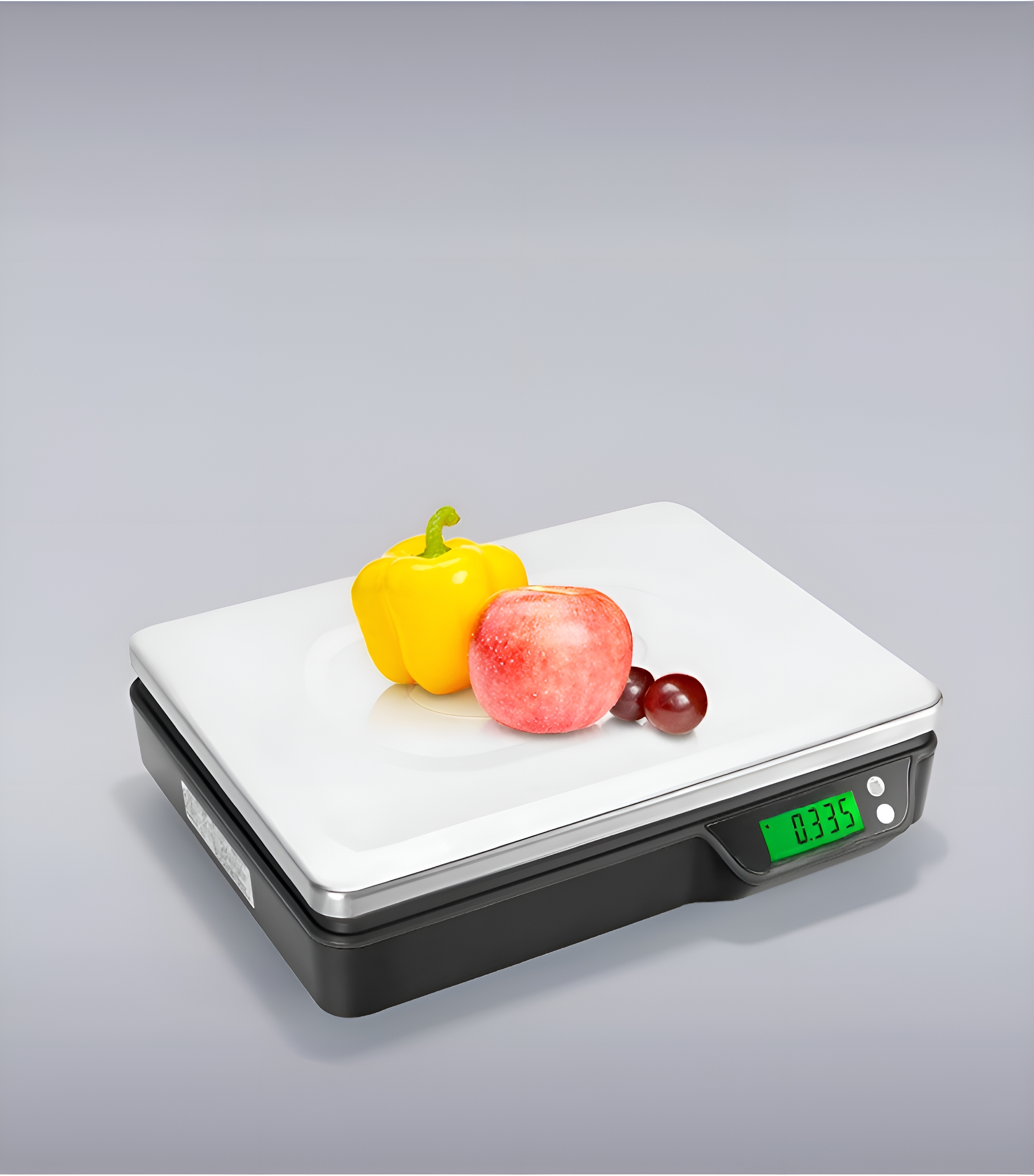 Eine weiße Waage mit einer gelben Paprika, einem roten Apfel und Trauben. Die Anzeige zeigt 0,335.