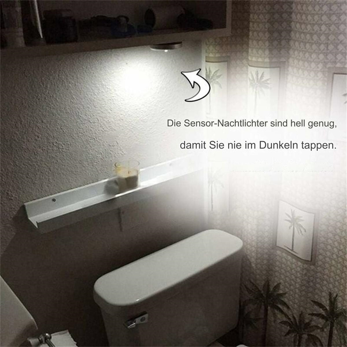 Badezimmer mit Nachtlicht über einem Regal, Toilette und deutschem Text über die Beleuchtung.