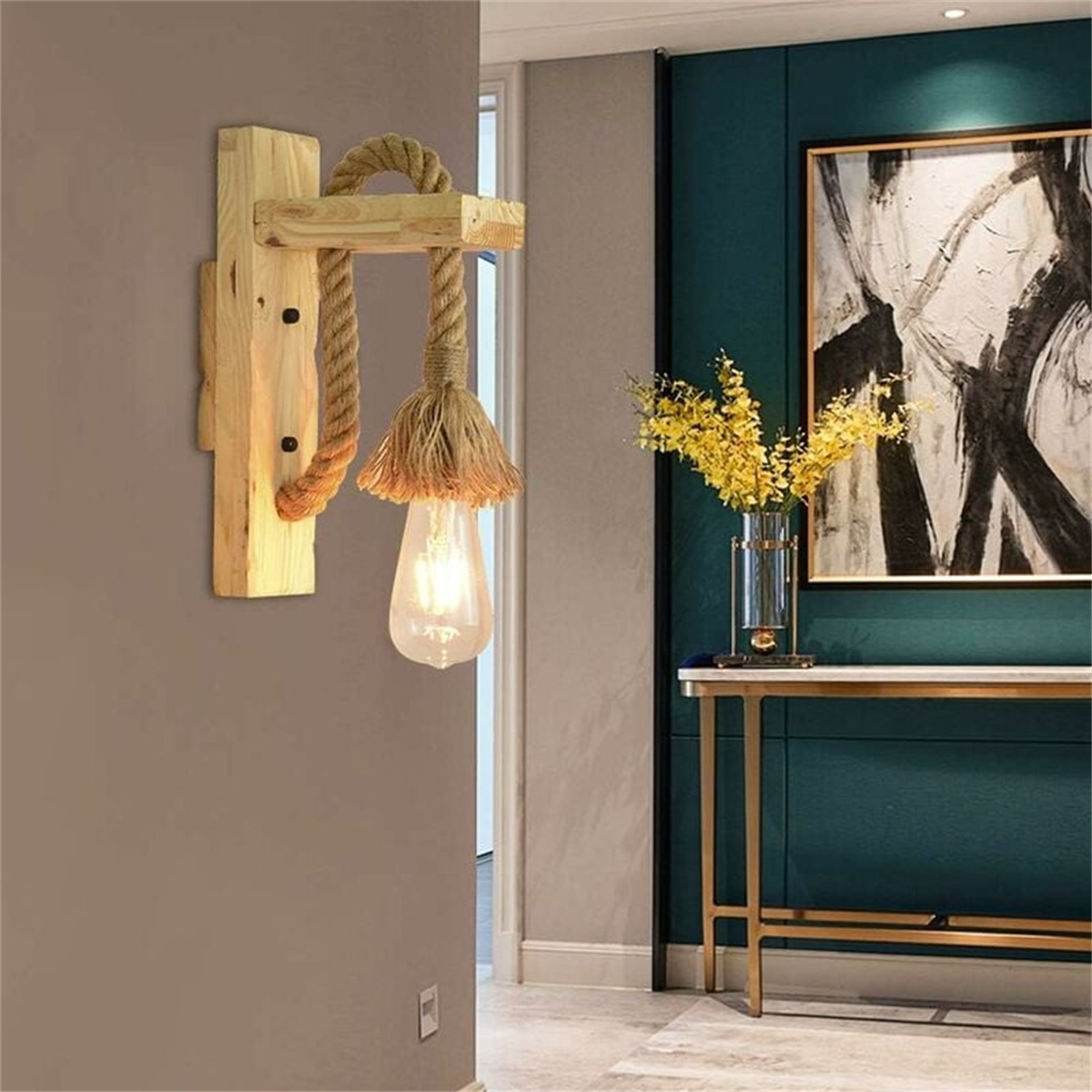 Wandlampe aus Holz mit Glühbirne, Seil und Holzsockel, an der Wand befestigt.