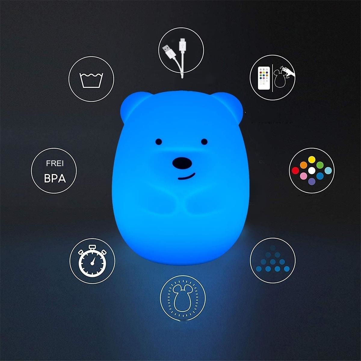 Blaue bärenförmige Lampe mit Symbolen für Waschen, BPA-frei, Timer usw. Dunkler Hintergrund.