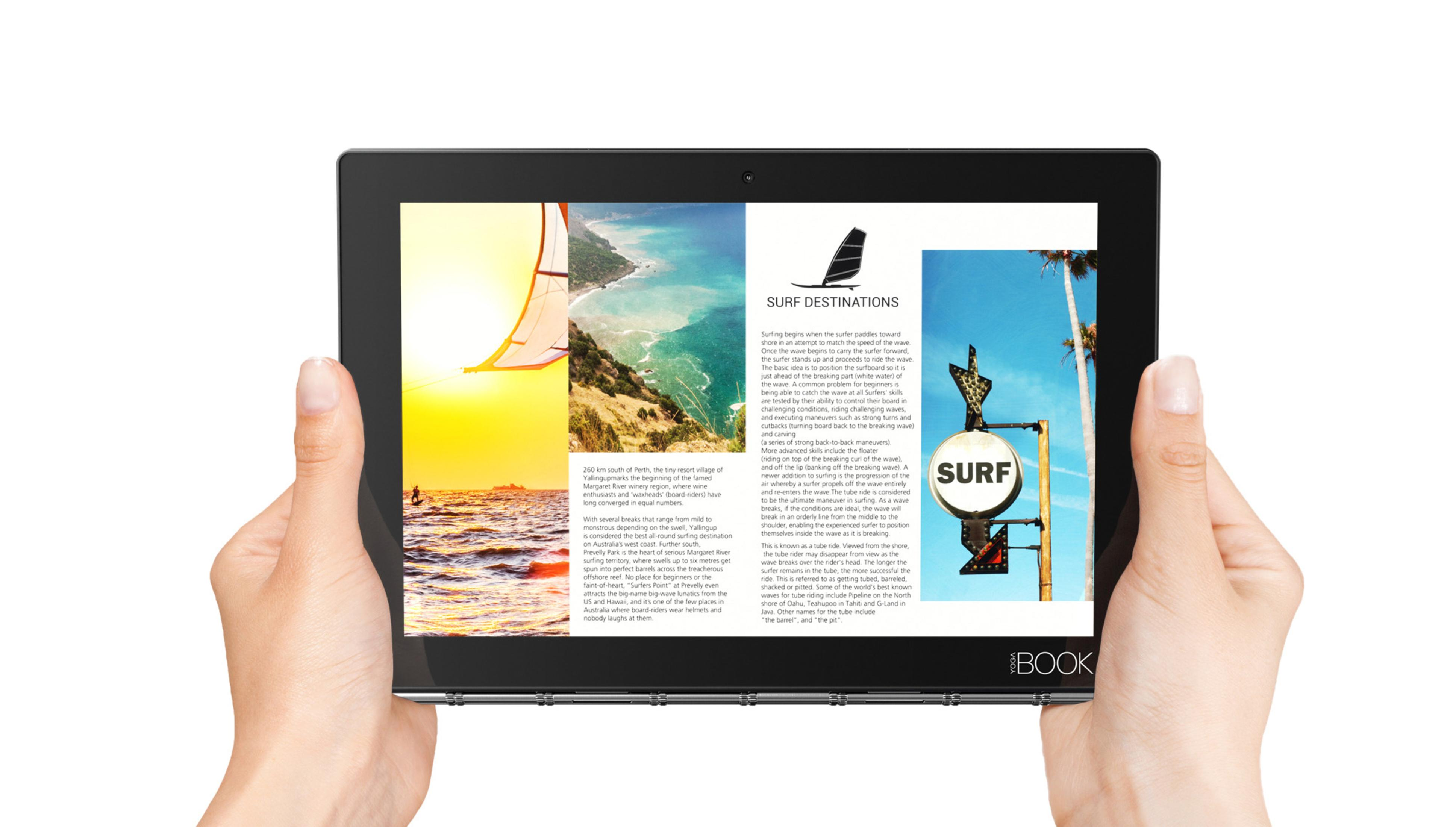 Hände, die ein Tablet halten, das eine Reise-Website mit Bildern und Text über Surfdestinationen zeigt.