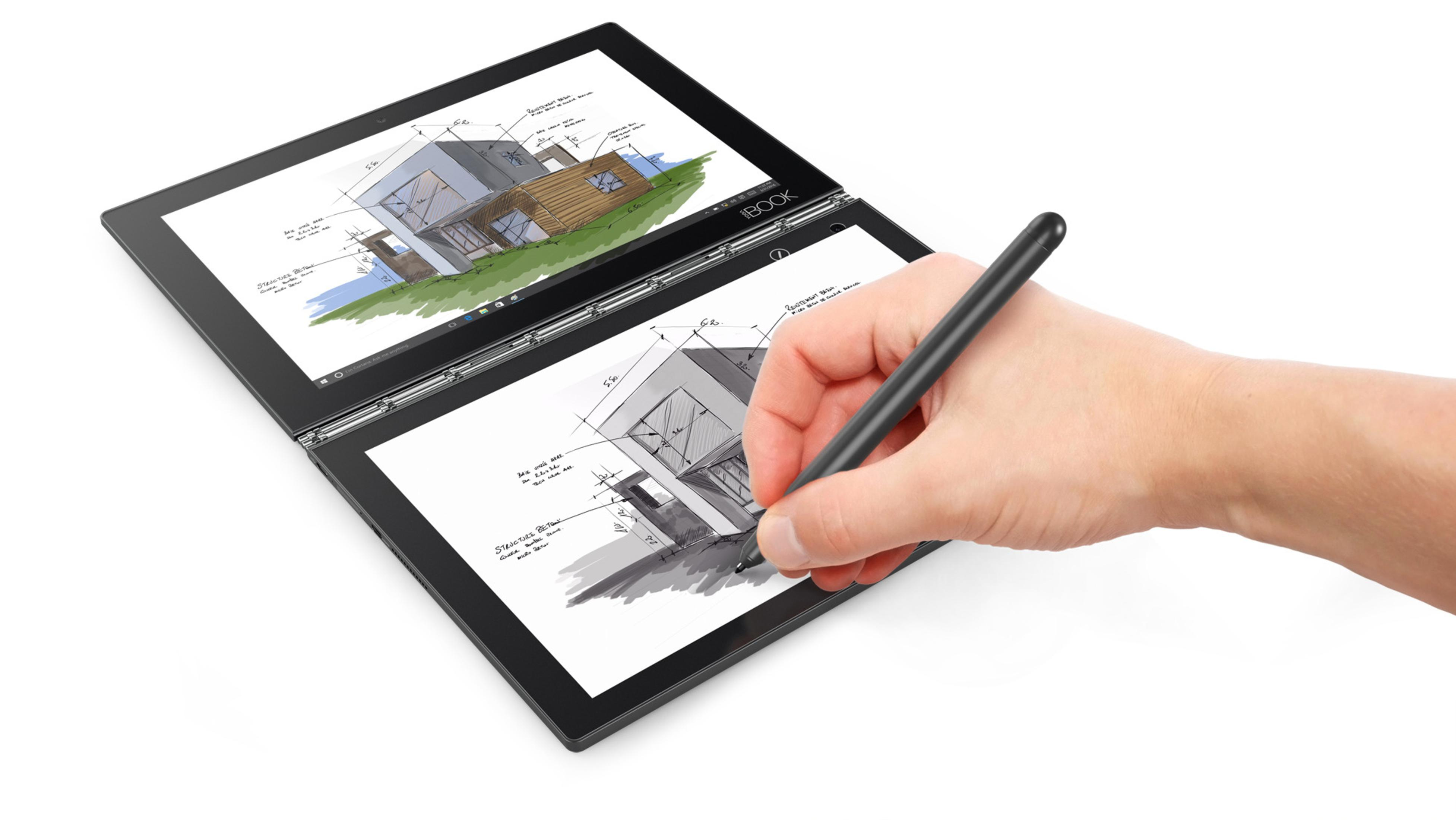 Eine Hand zeichnet mit einem Stift auf einem tabletartigen Gerät, das eine Hausskizze zeigt. Weißer Hintergrund.