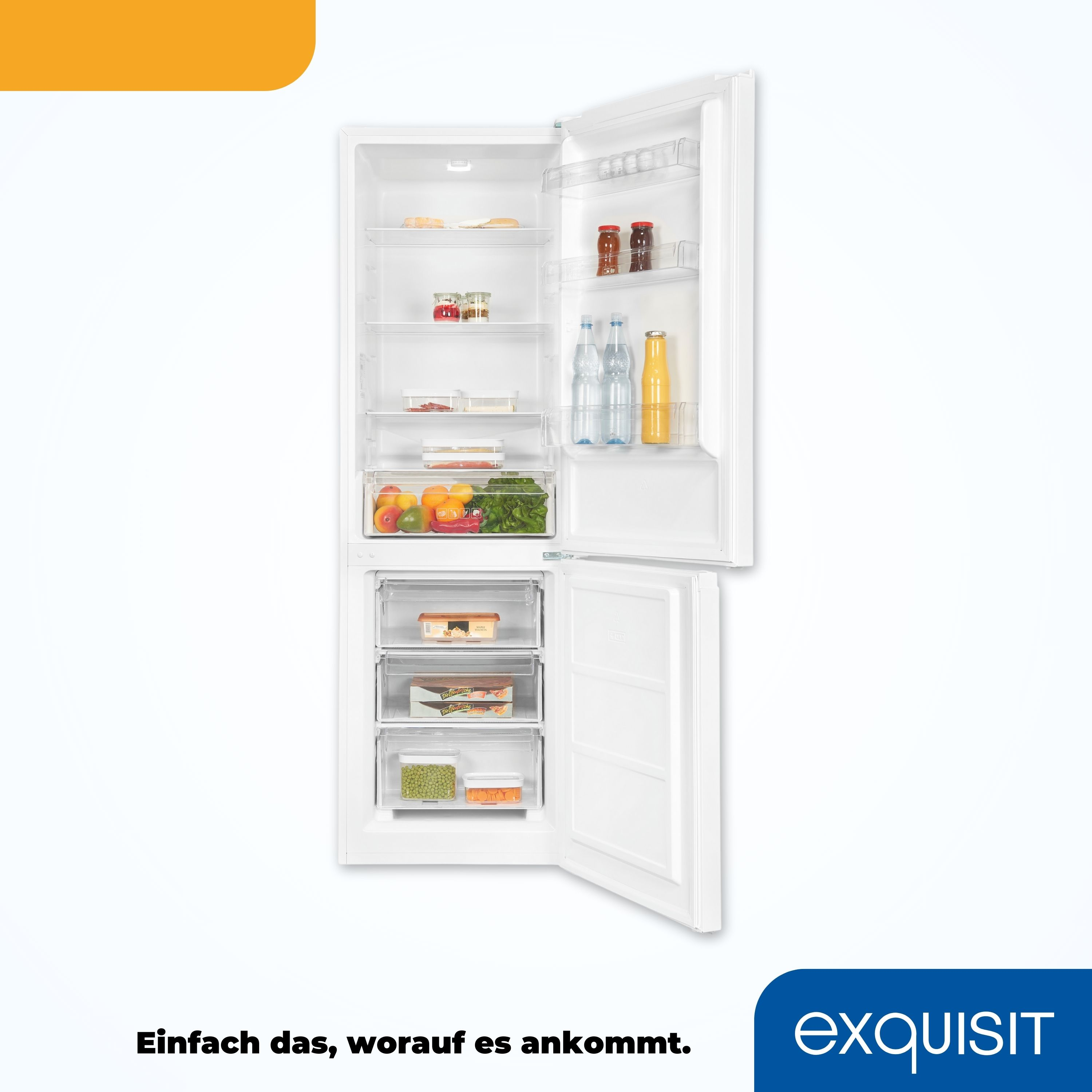 Weißer Kühlschrank mit offener Tür, Regale mit Lebensmitteln.