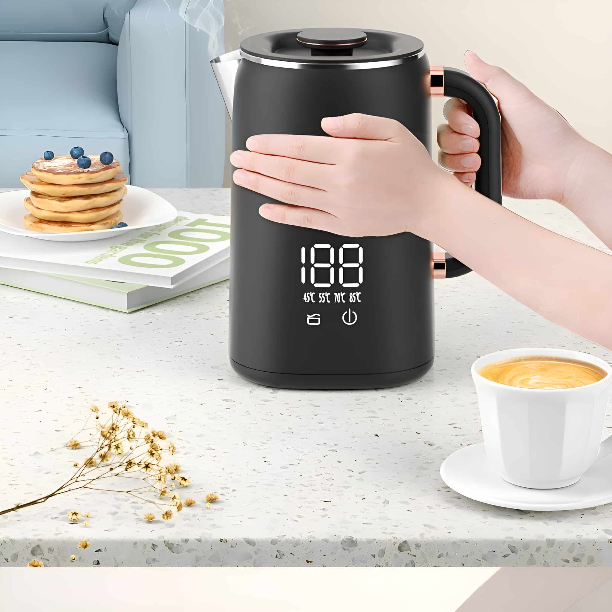Ein schwarzer Wasserkocher mit Digitalanzeige und eine Tasse Kaffee.