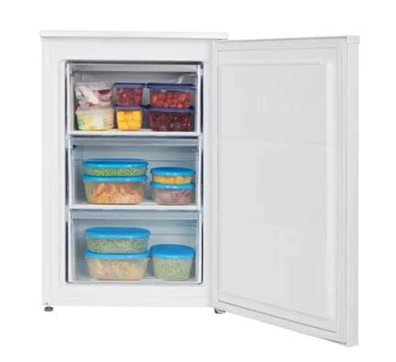 Frigorifero bianco con porta aperta, mostra ripiani pieni di contenitori per alimenti.