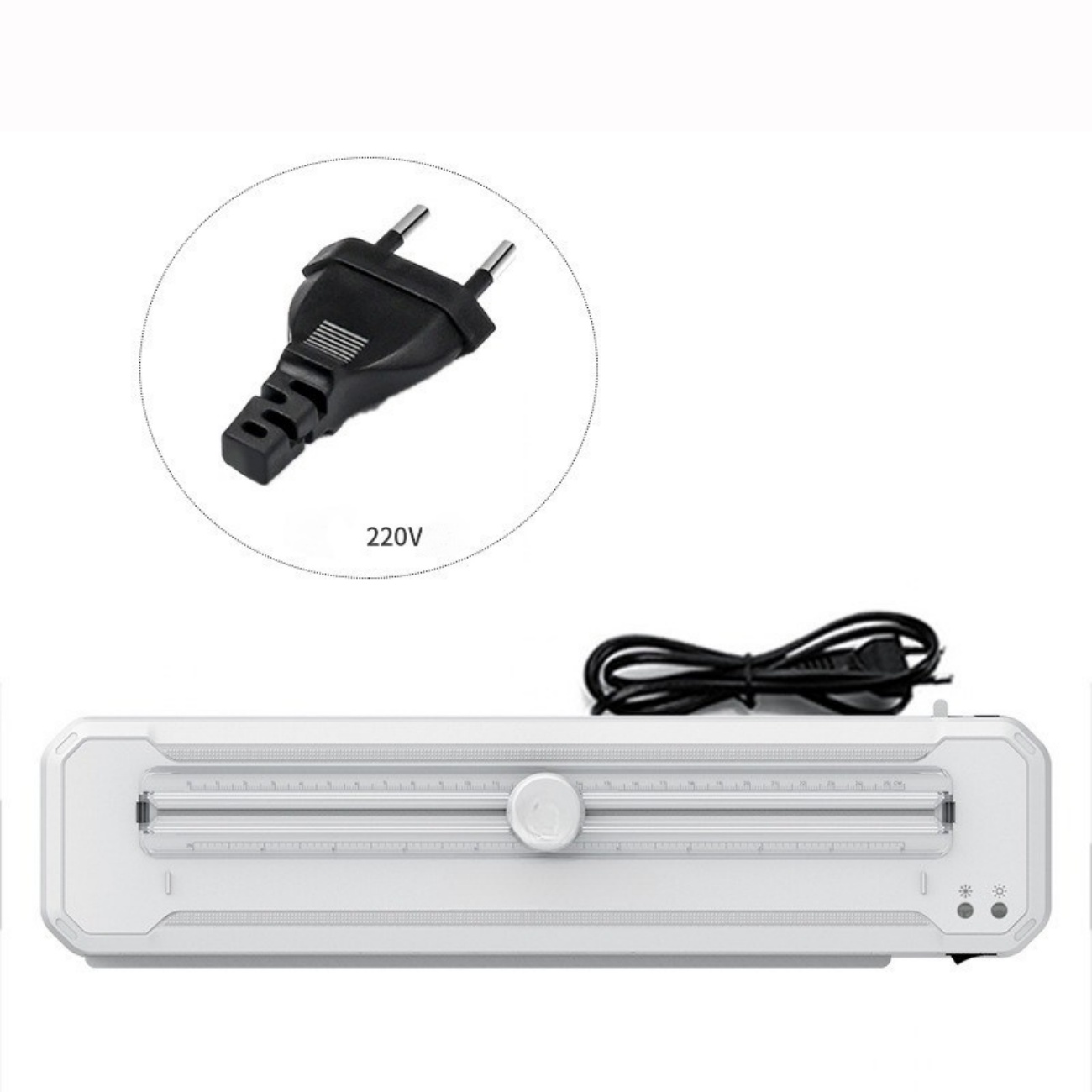 Weißes Gerät mit einem 220V-Stecker oben und einem Netzkabel. Das Gerät steht auf weißem Grund.