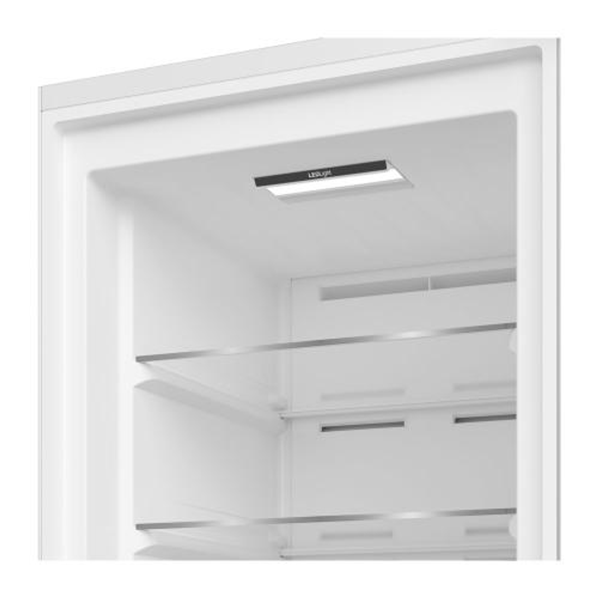 Interior de un refrigerador que muestra estantes y luces LED.