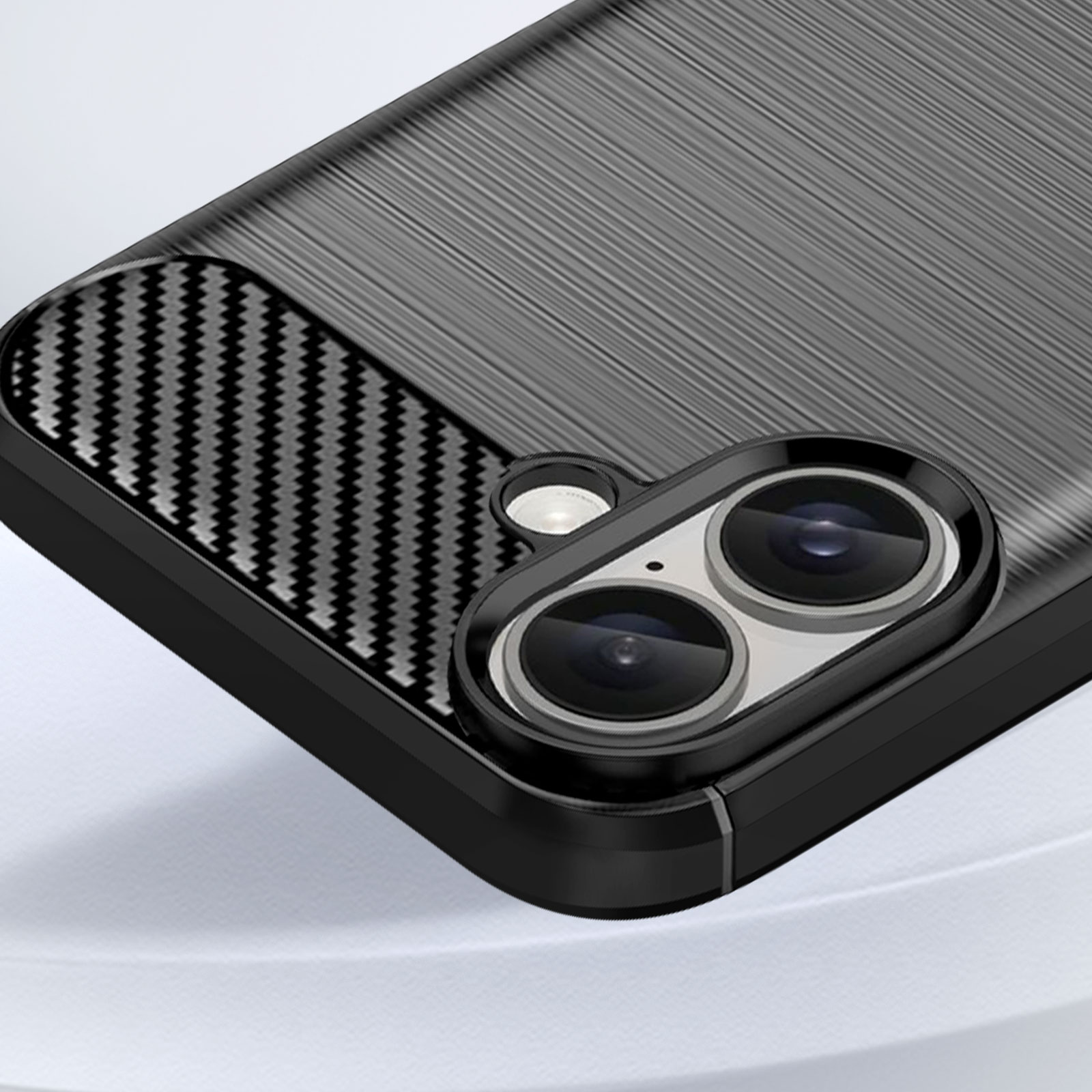 Primo piano di un modulo fotocamera del telefono con un design in metallo spazzolato e fibra di carbonio.