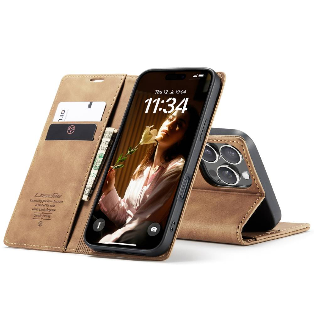 Geöffnete Handyhülle mit Telefon. Zeigt das Bild einer Frau auf dem Bildschirm und einige Karten.