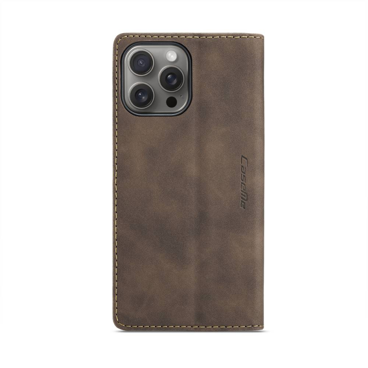 Braunes Leder-Handy-Case mit sichtbarem Kameraausschnitt. Das Case hat ein CaseMe-Label. Der Hintergrund ist weiß.