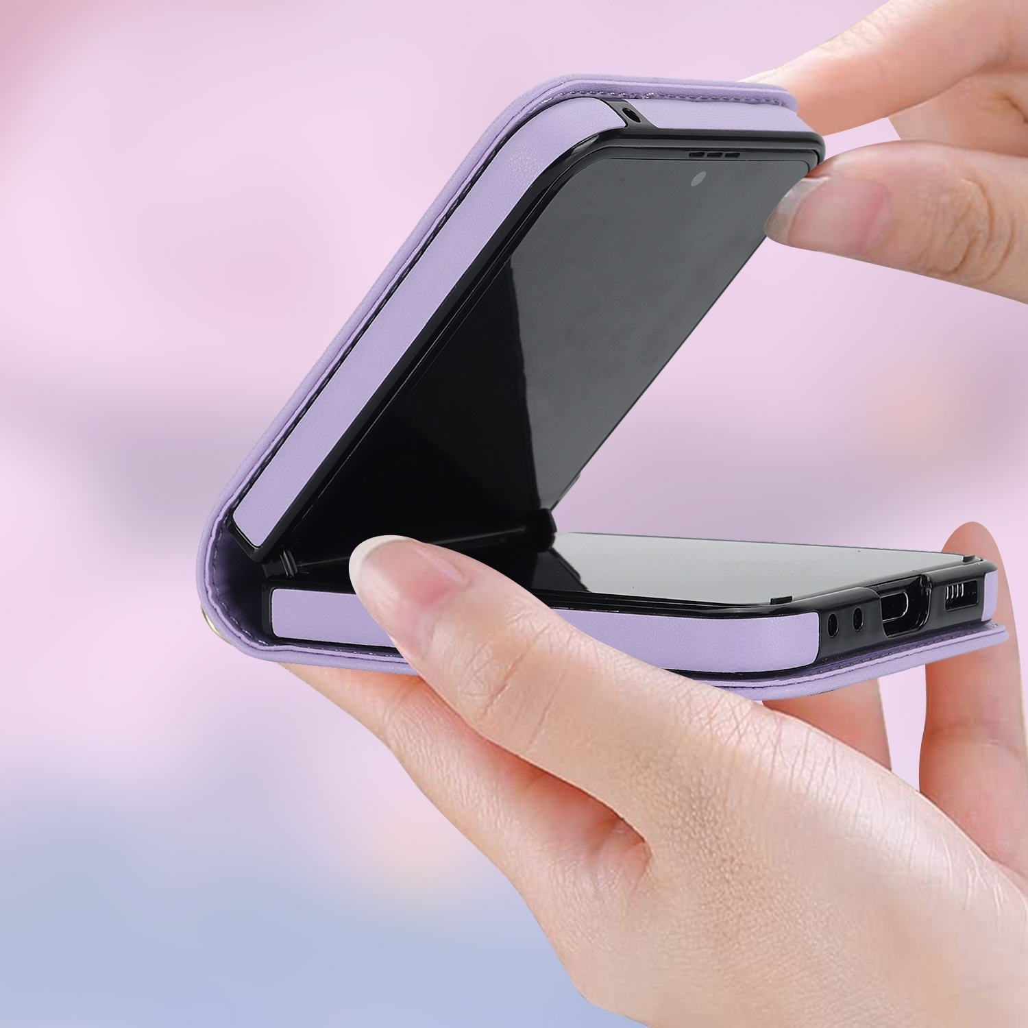 Manos sosteniendo una funda morada abierta, revelando la pantalla negra de un teléfono.