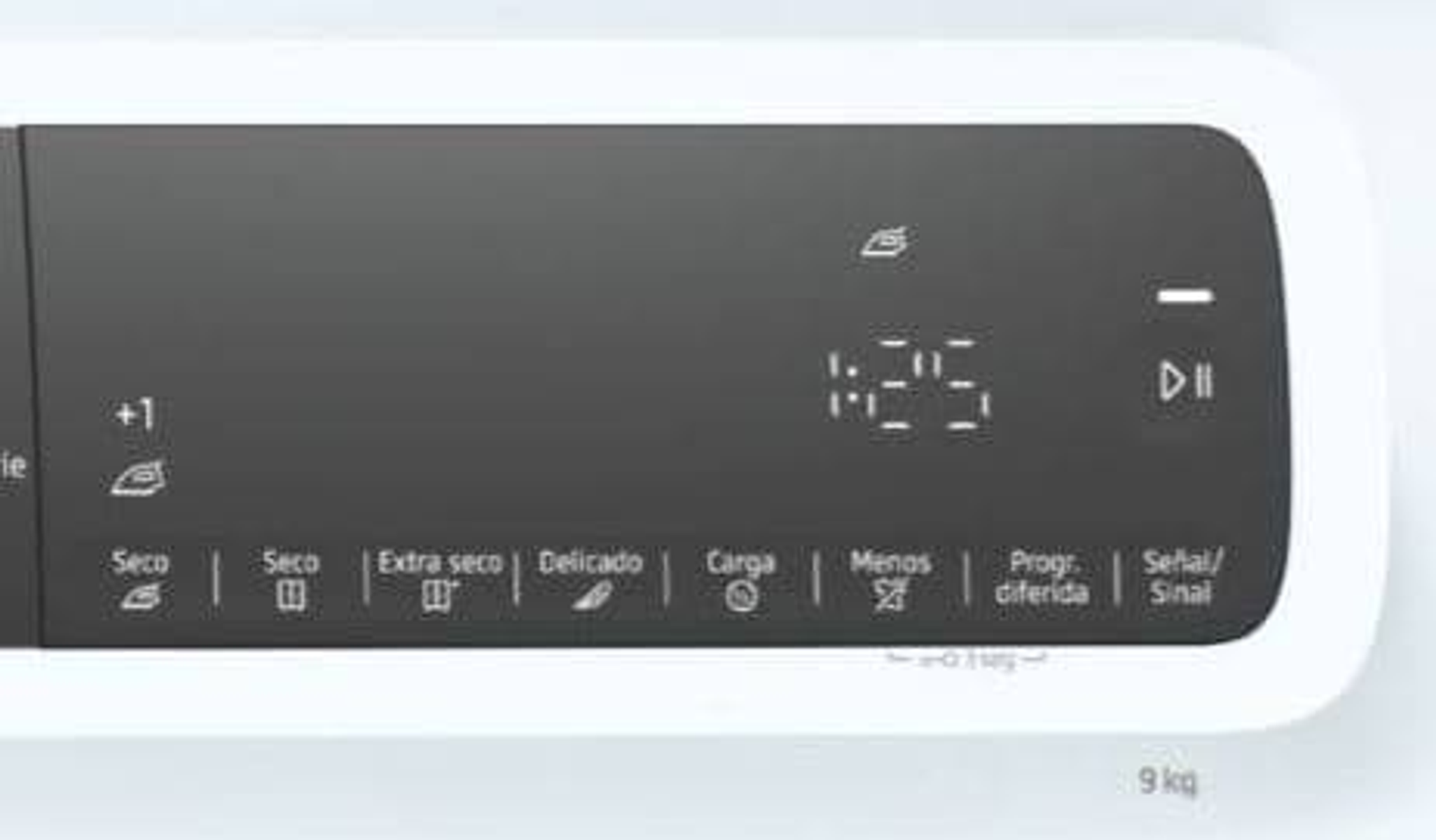 Panel de control de lavadora con pantalla, mostrando ajustes y tiempo restante.