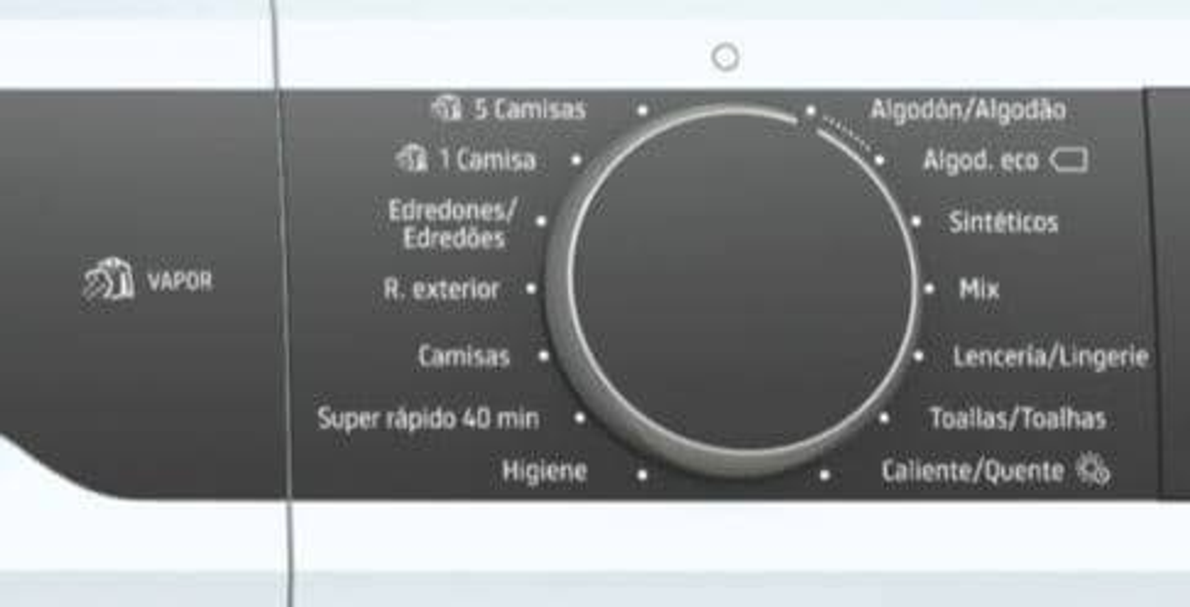 Panel de control de lavadora con varias opciones de programa, incluyendo un dial grande.