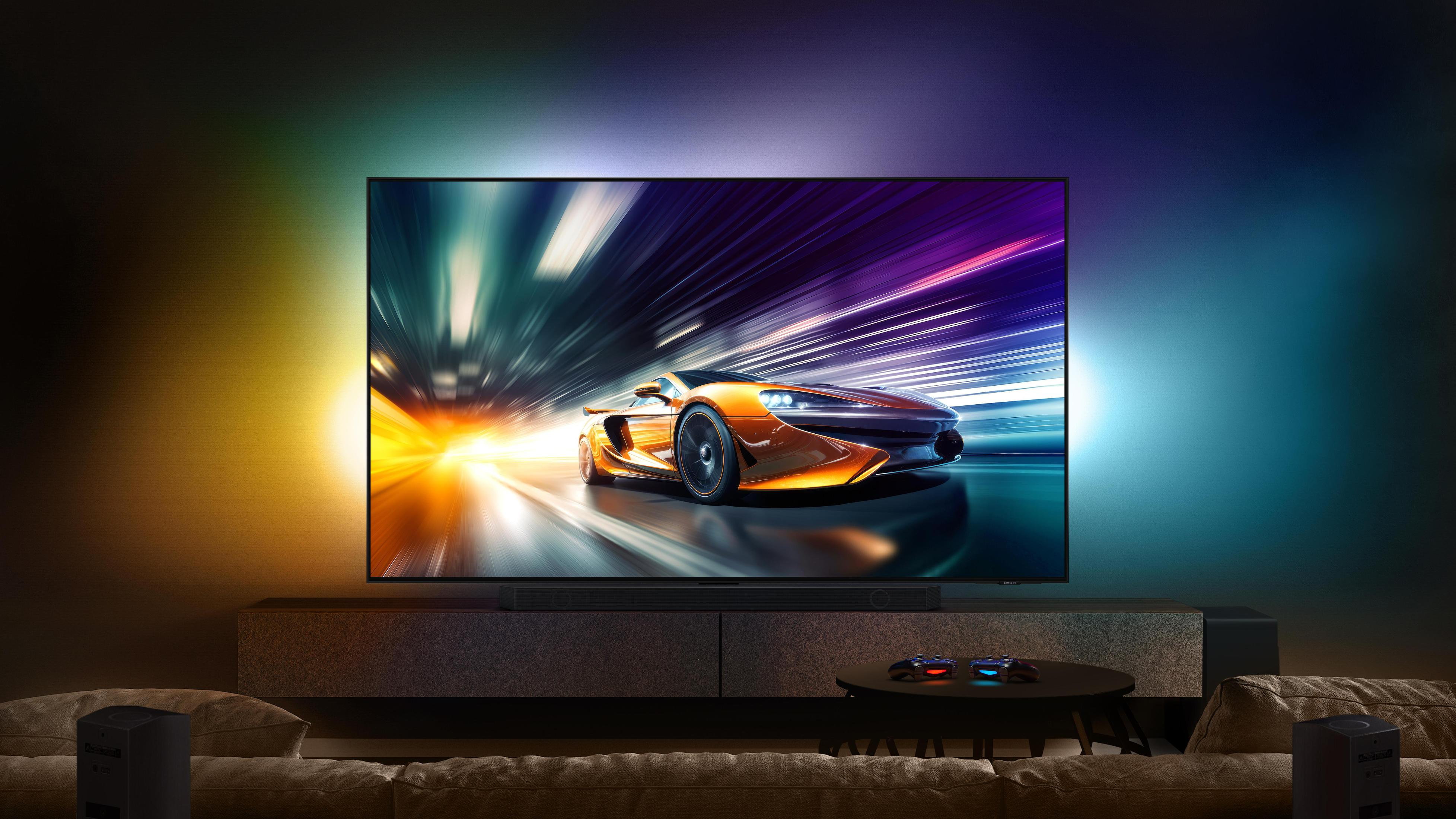 Ein Fernseher, der eine Autorennszene mit farbenfrohem Hintergrund und Soundbar zeigt.