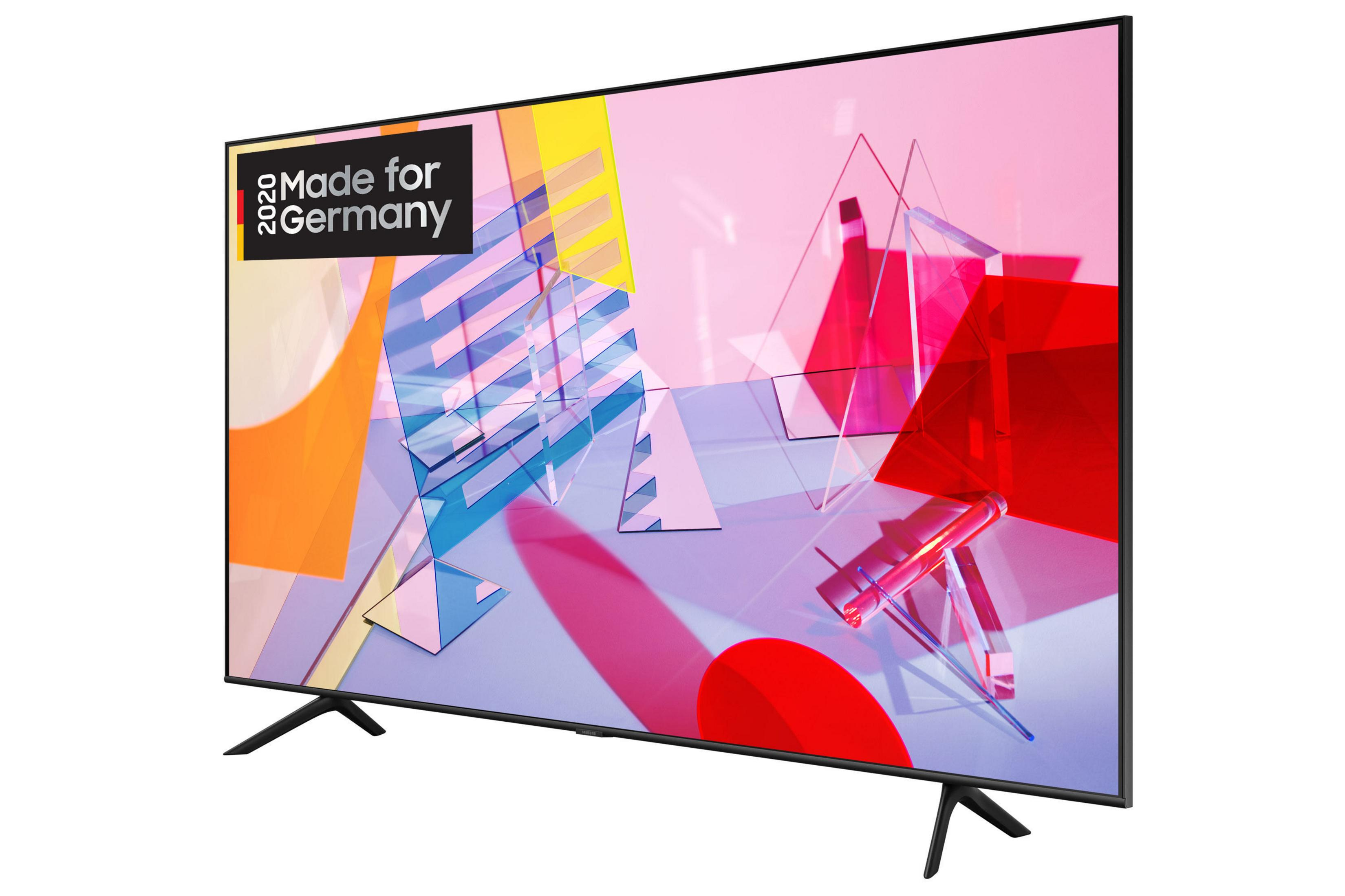 Telewizor Samsung pod kątem, wyświetlany na białym tle.