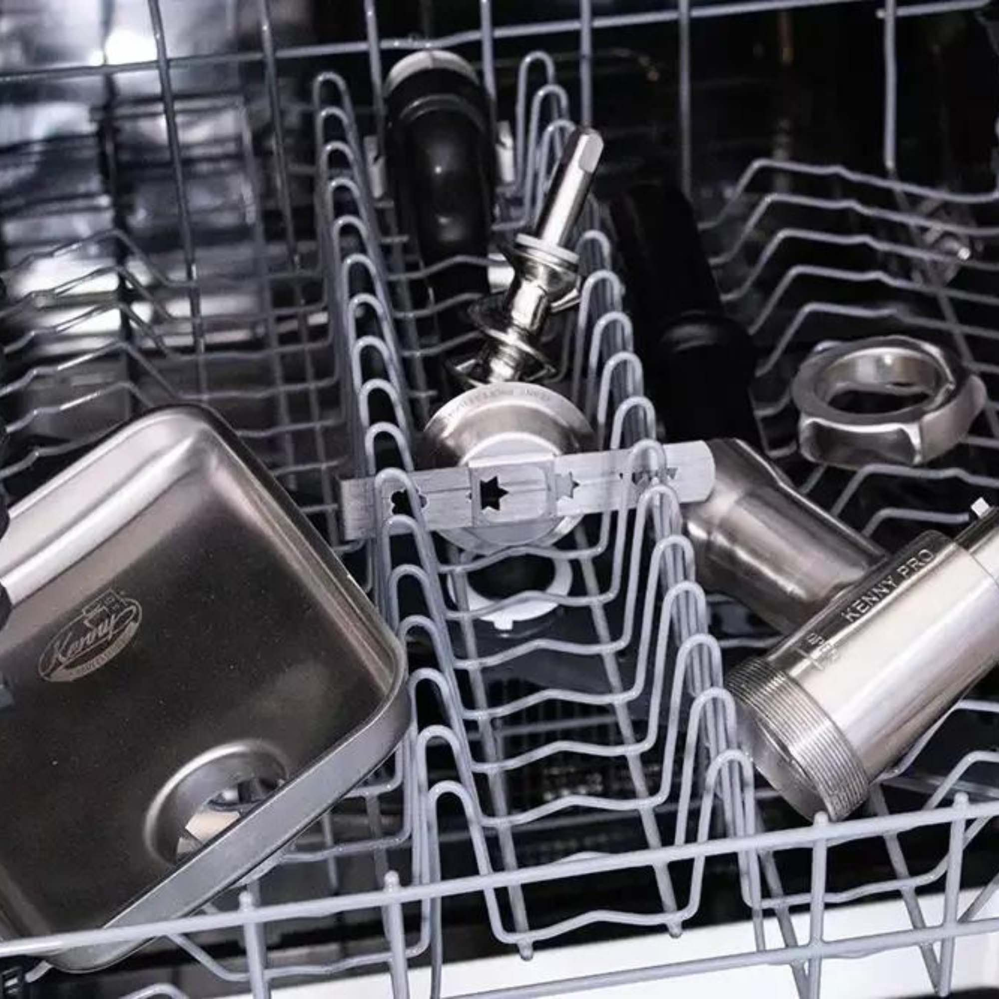Geschirrspüler-Innenraum mit verschiedenen Metallküchenteilen im Gestell, alles grau.