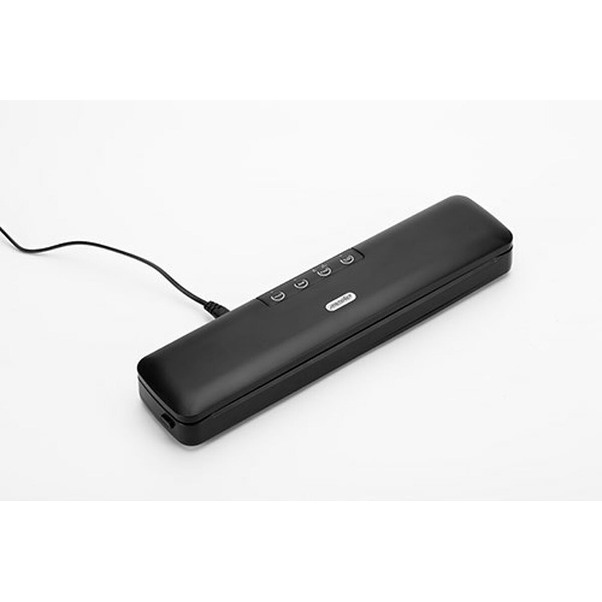 Schwarzes Vakuumiergerät. Es hat Knöpfe und ein Netzkabel angeschlossen.