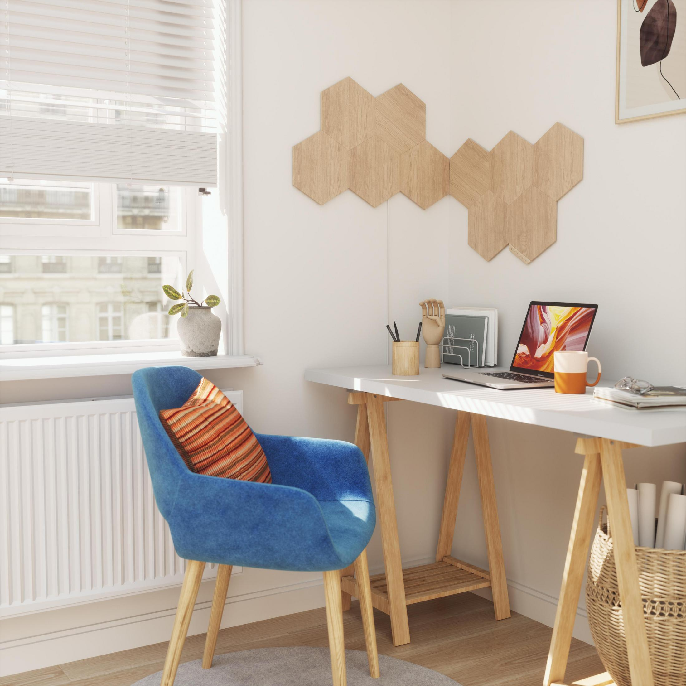 Homeoffice mit blauem Stuhl, Schreibtisch mit Laptop und sechseckigen Holzpaneelen an der Wand.