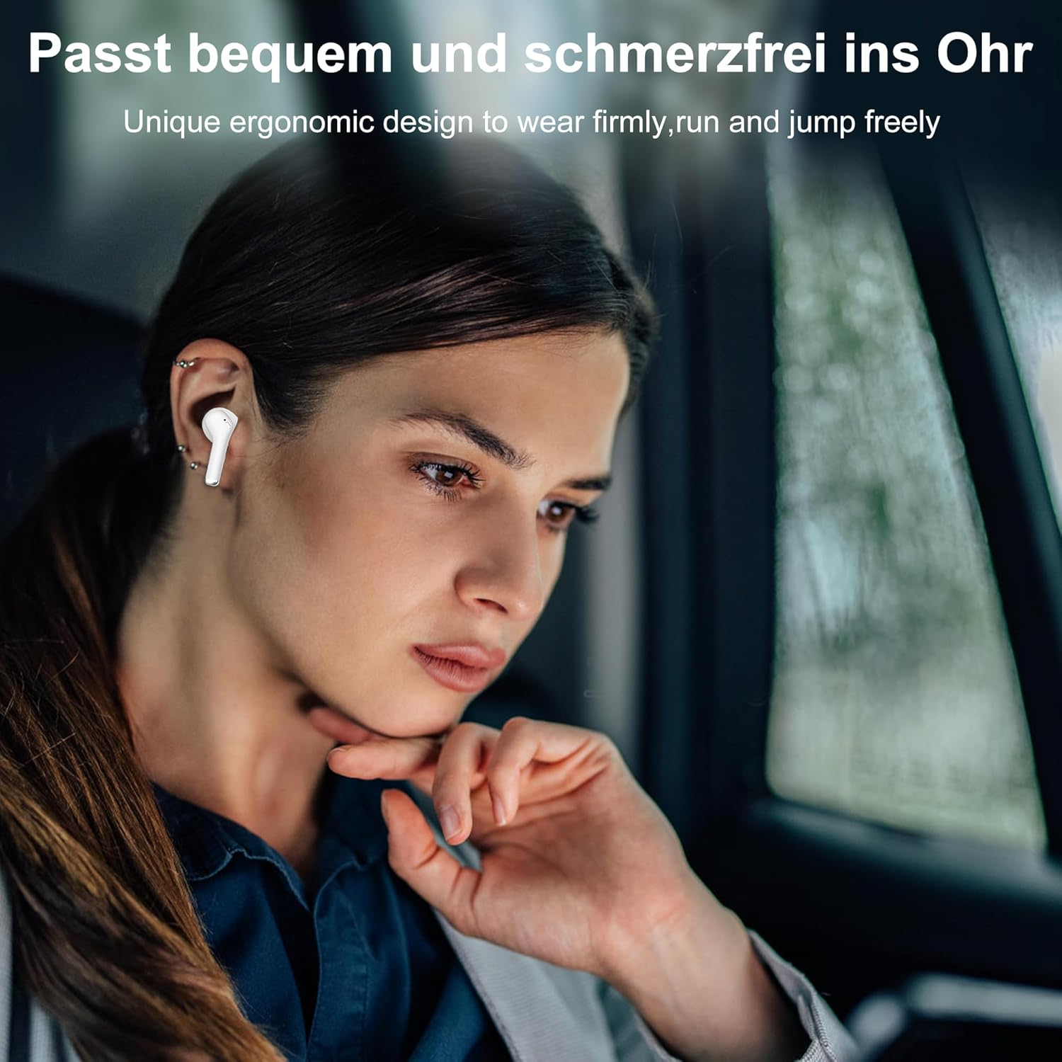 Frau trägt weiße Ohrhörer in einem Auto, Text lautet: 'Einzigartiges ergonomisches Design für festen Sitz'.