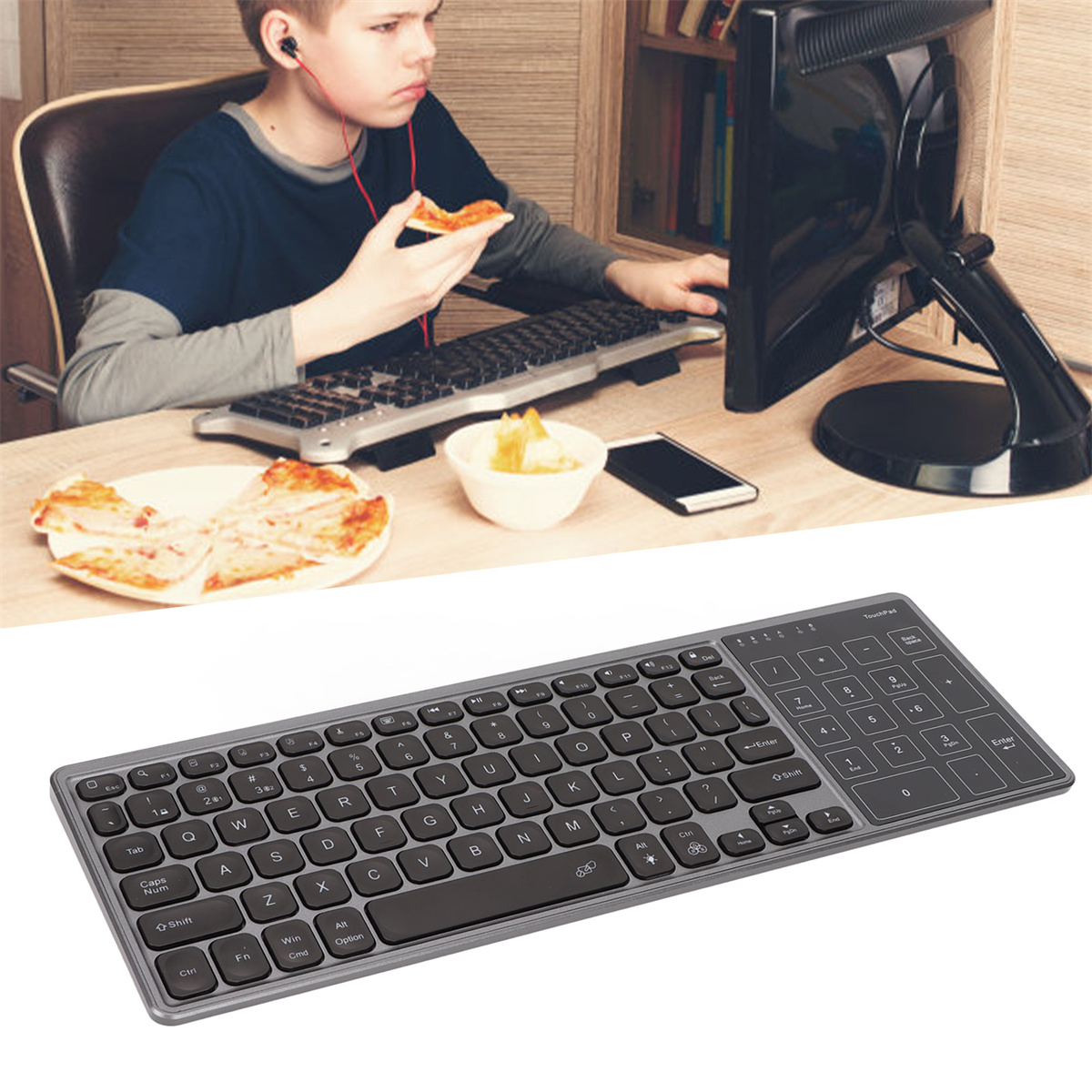 Eine Person isst Pizza, während sie Tastatur und Monitor benutzt.