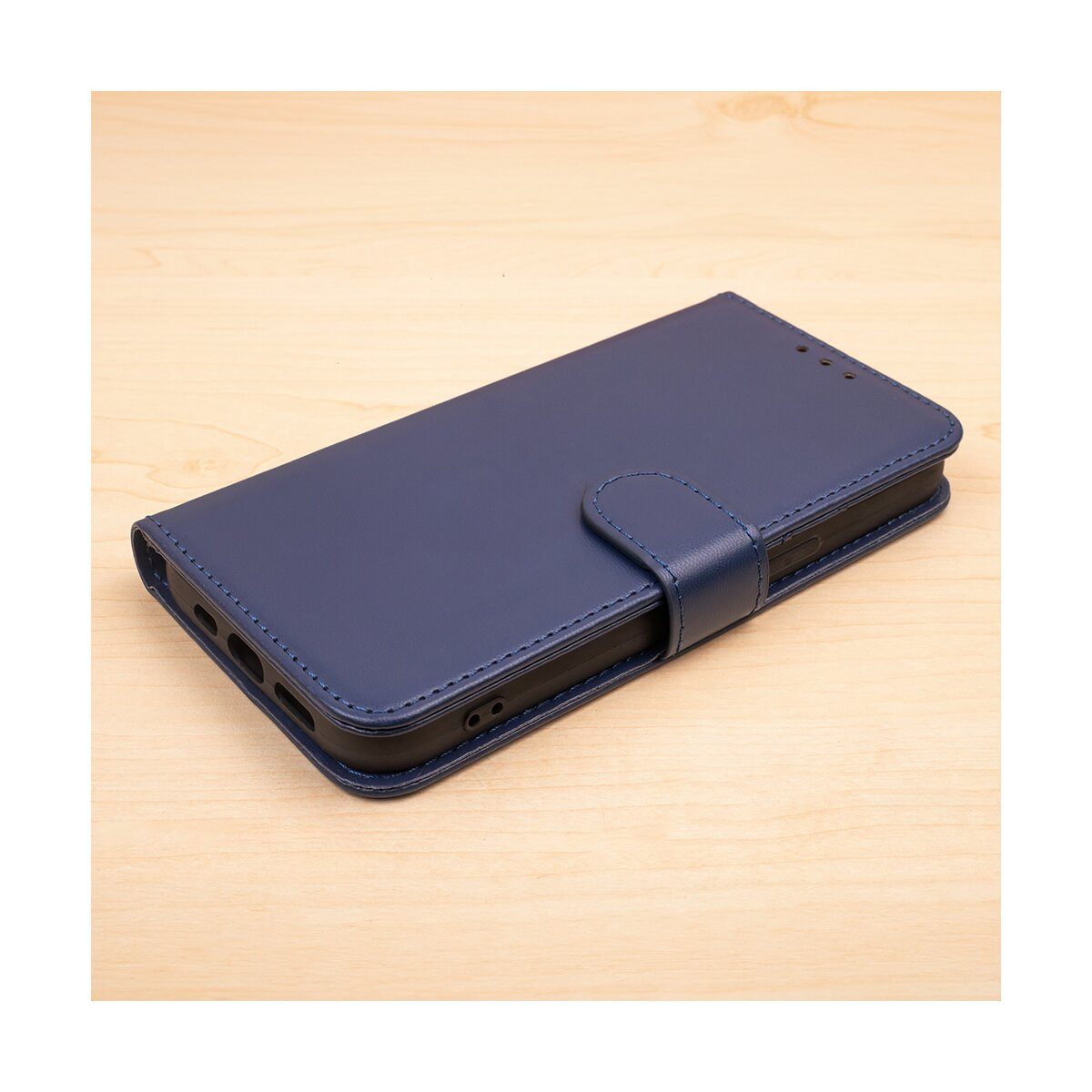 Custodia per telefono in pelle blu su superficie di legno.