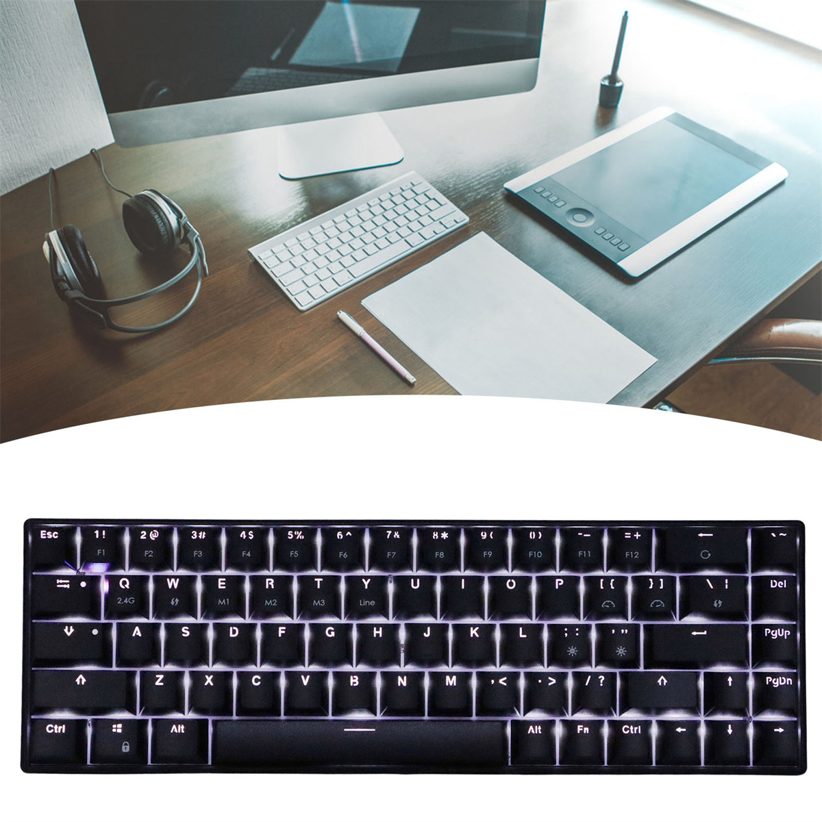 Schreibtisch mit Monitor, Tastatur, Kopfhörern und Zeichentablett.