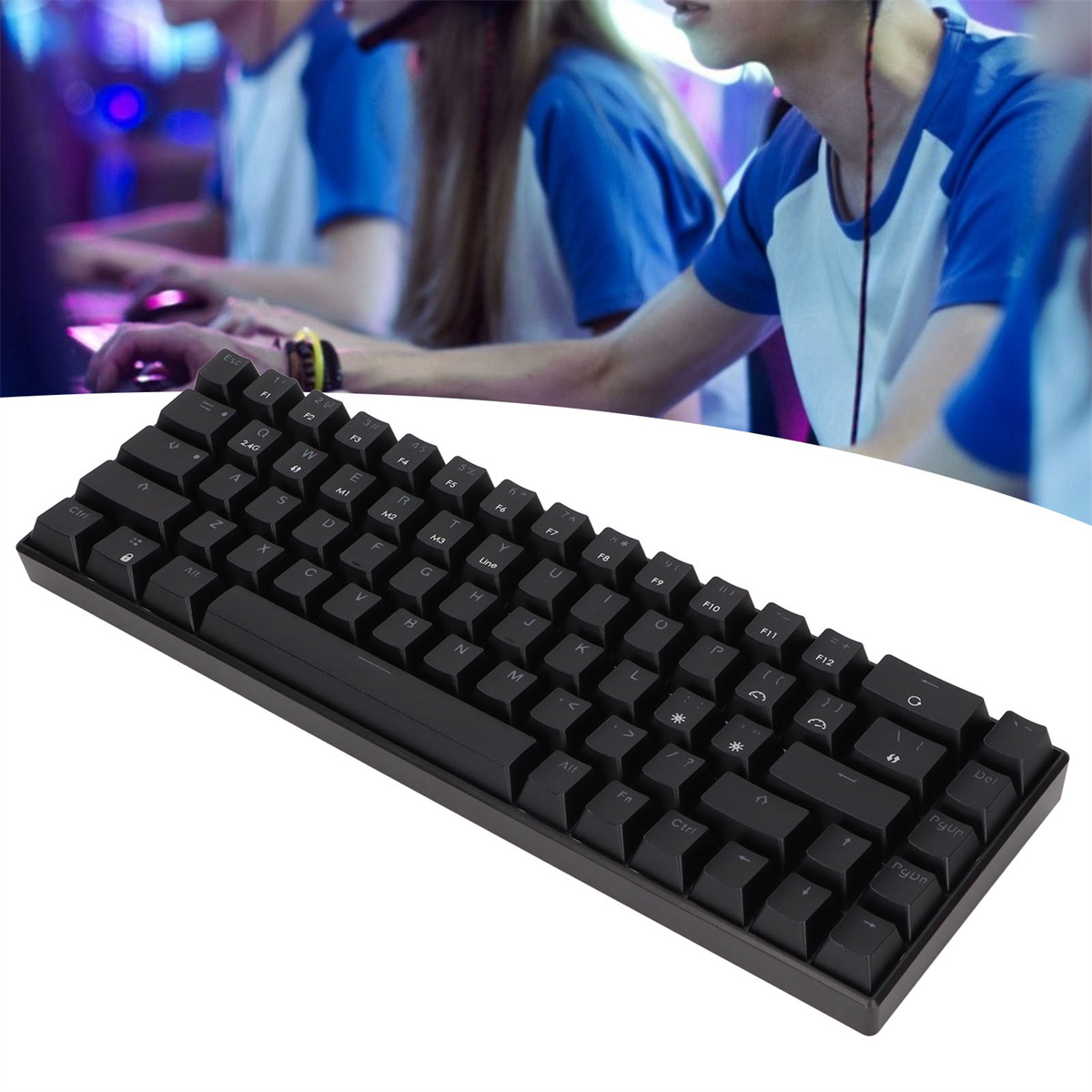 Schwarze Tastatur mit schwarzen Tasten vor Gamern.