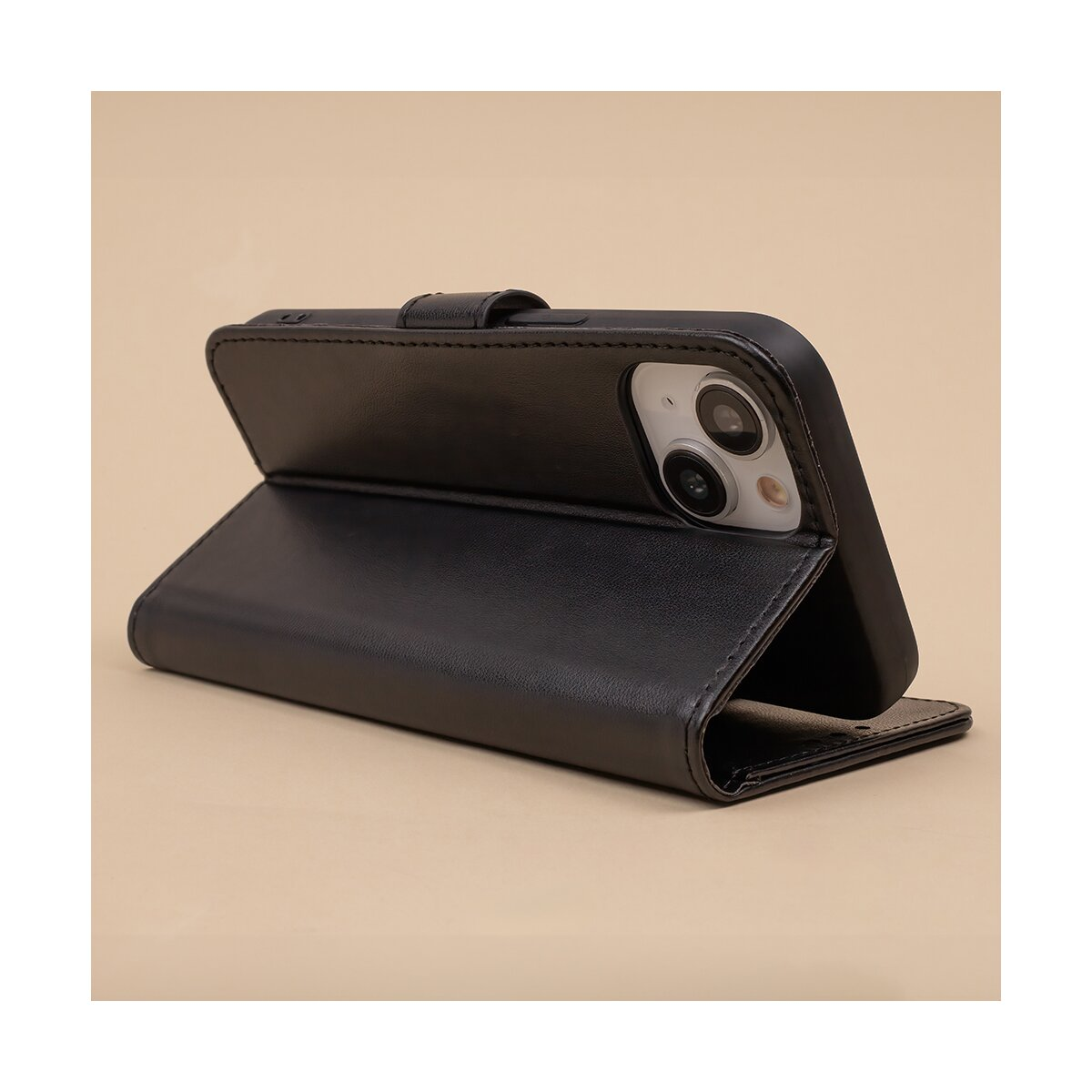 Custodia per telefono in pelle nera aperta. Telefono dentro. Chiusura magnetica.