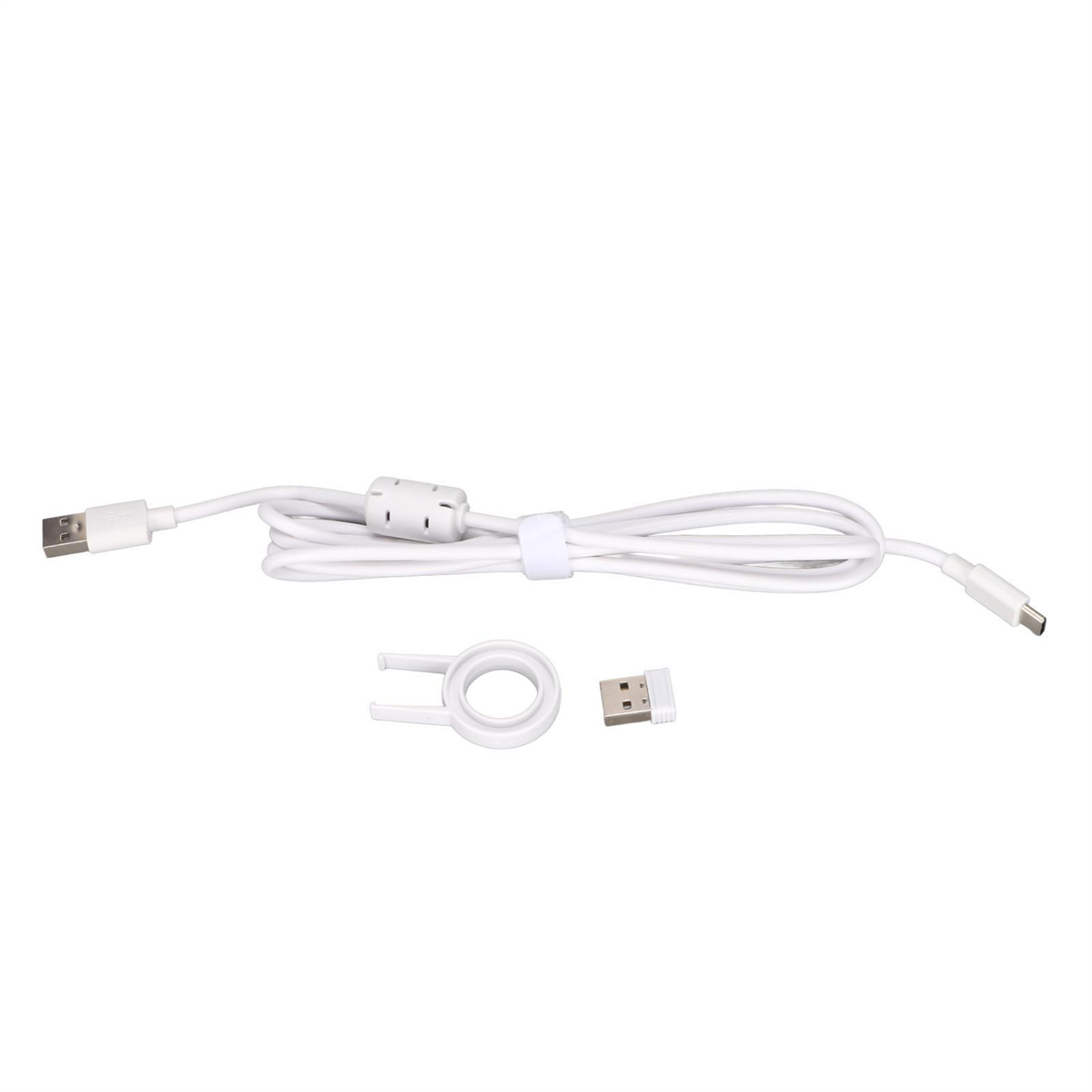 Ein weißes USB-Kabel, ein Tastenkappenabzieher und ein USB-Adapter auf weißem Hintergrund.