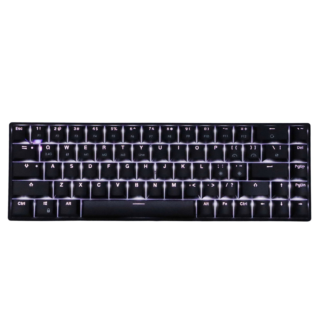 Schwarze mechanische Tastatur mit beleuchteten weißen Tasten auf weißem Hintergrund.