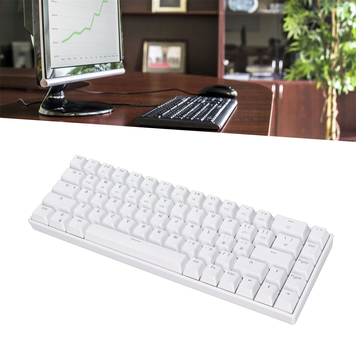 Weiße Tastatur mit den Tasten und dem weißen Hintergrund. Im Hintergrund ist eine weitere Tastatur.