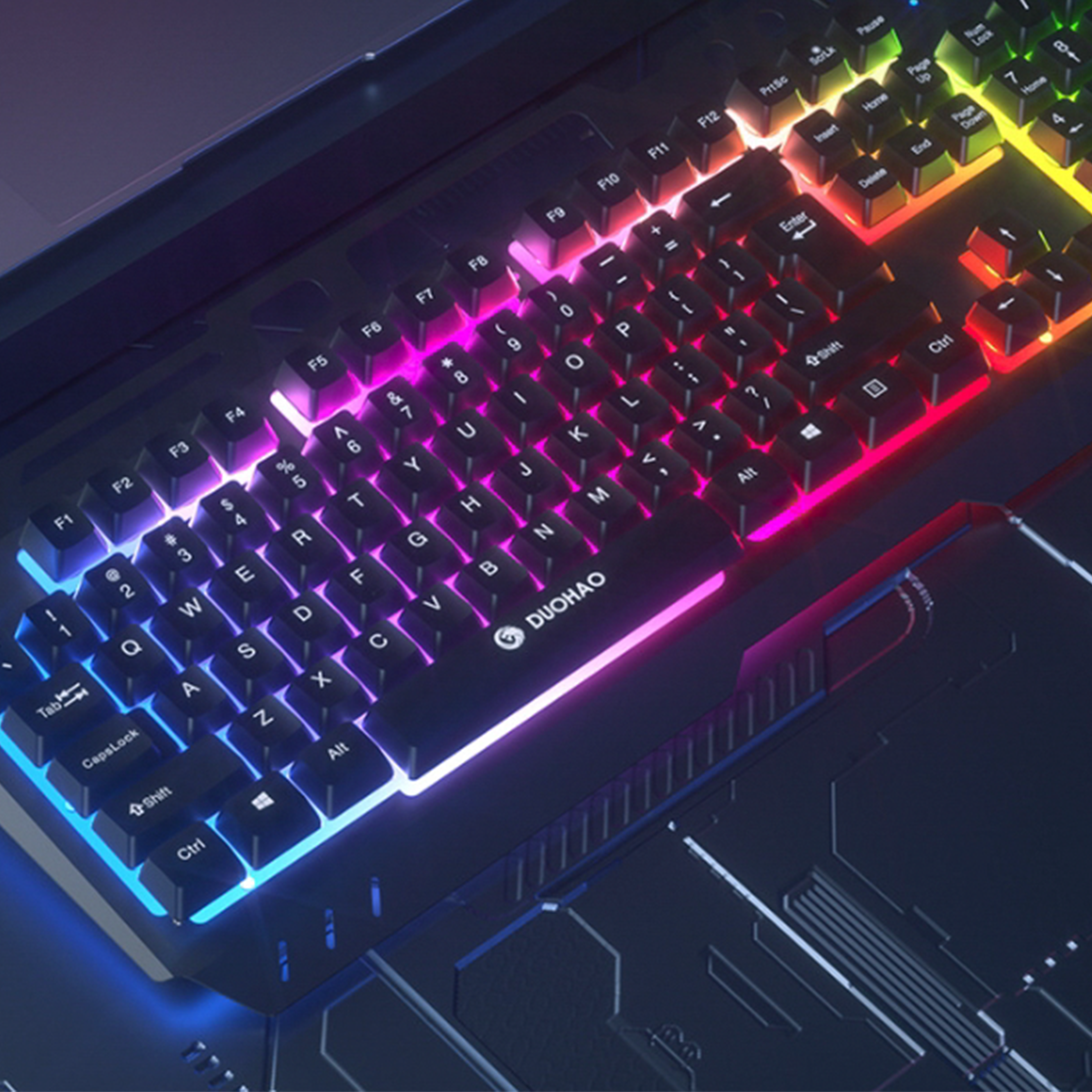 Eine schwarze Gaming-Tastatur mit bunten Lichtern. Die Tasten sind beschriftet und leuchten auf.